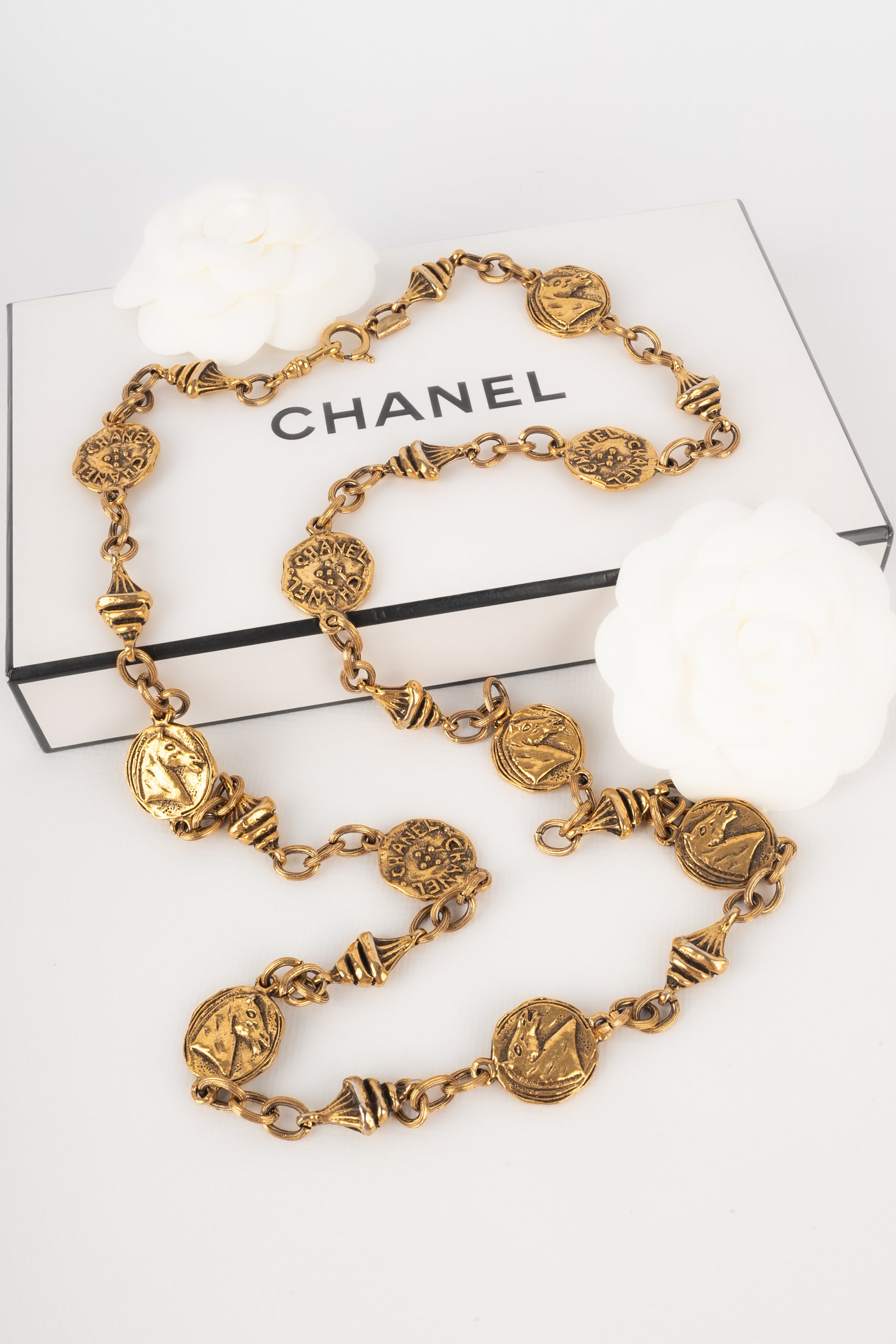 Collier doré Chanel