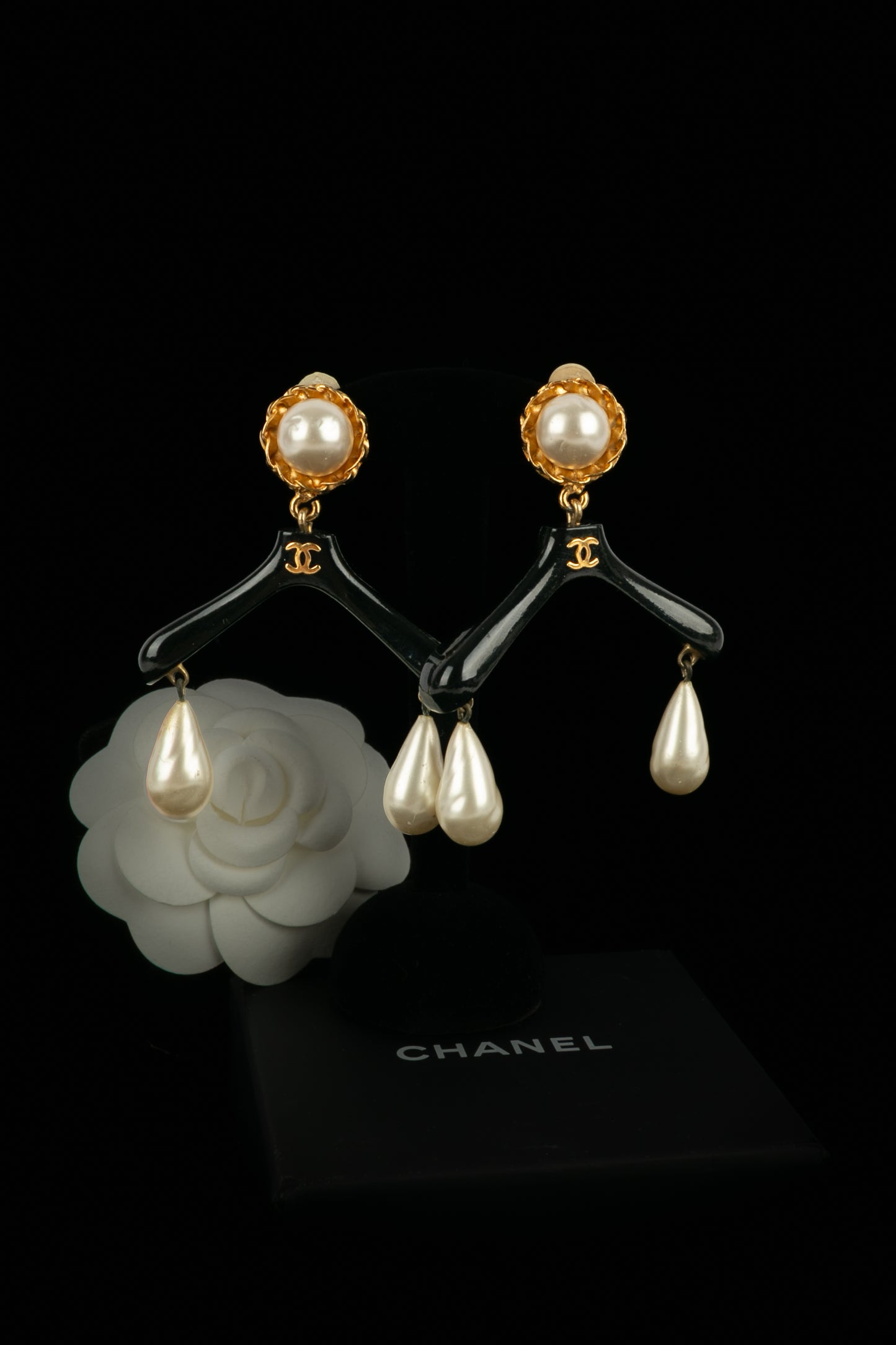 Boucles d'oreilles "cintres" Chanel Haute Couture 