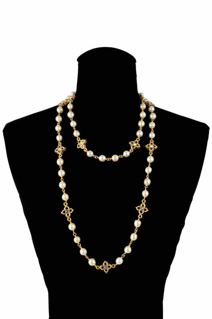 Collier de perles nacrées Chanel