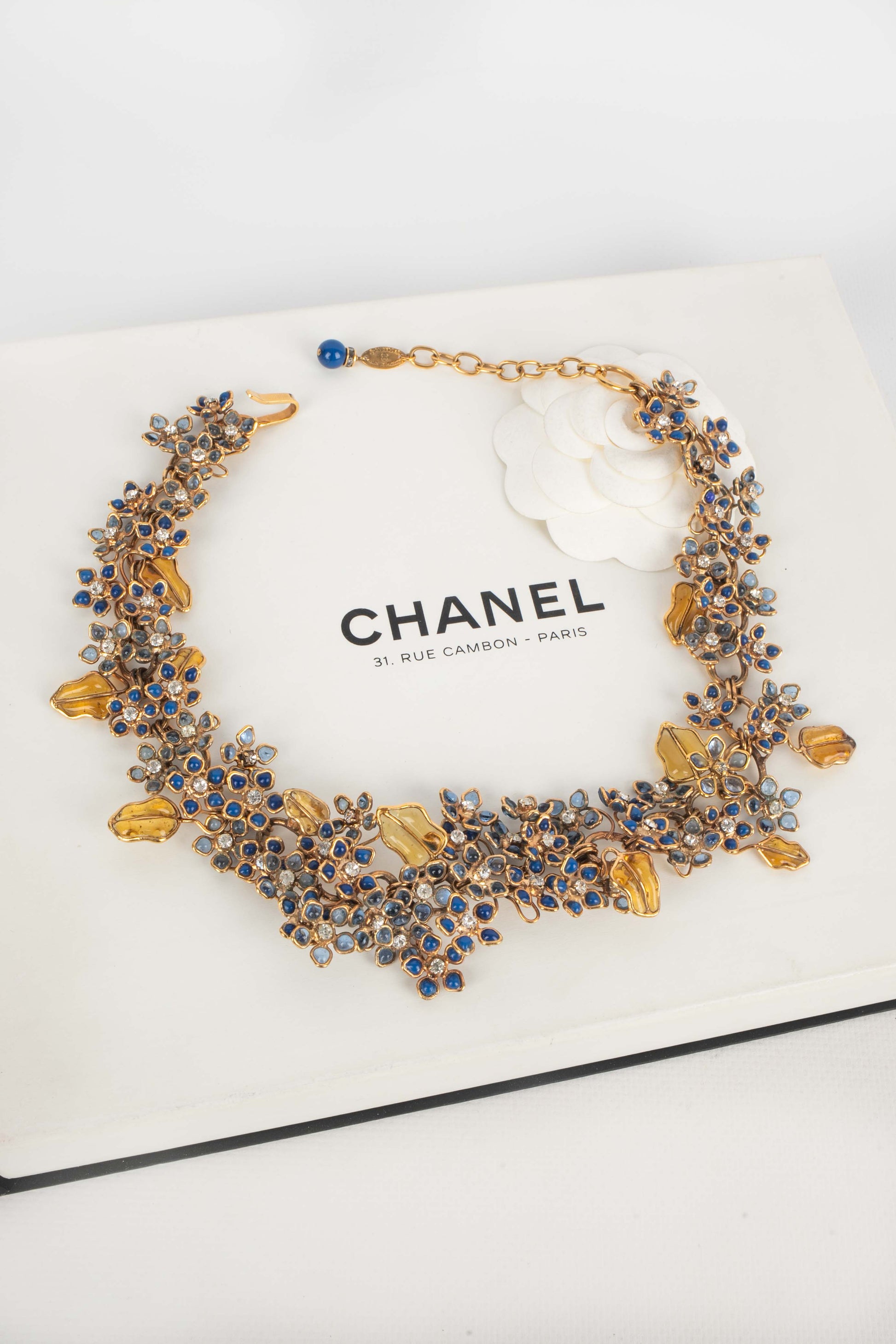 Collier de fleurs Chanel