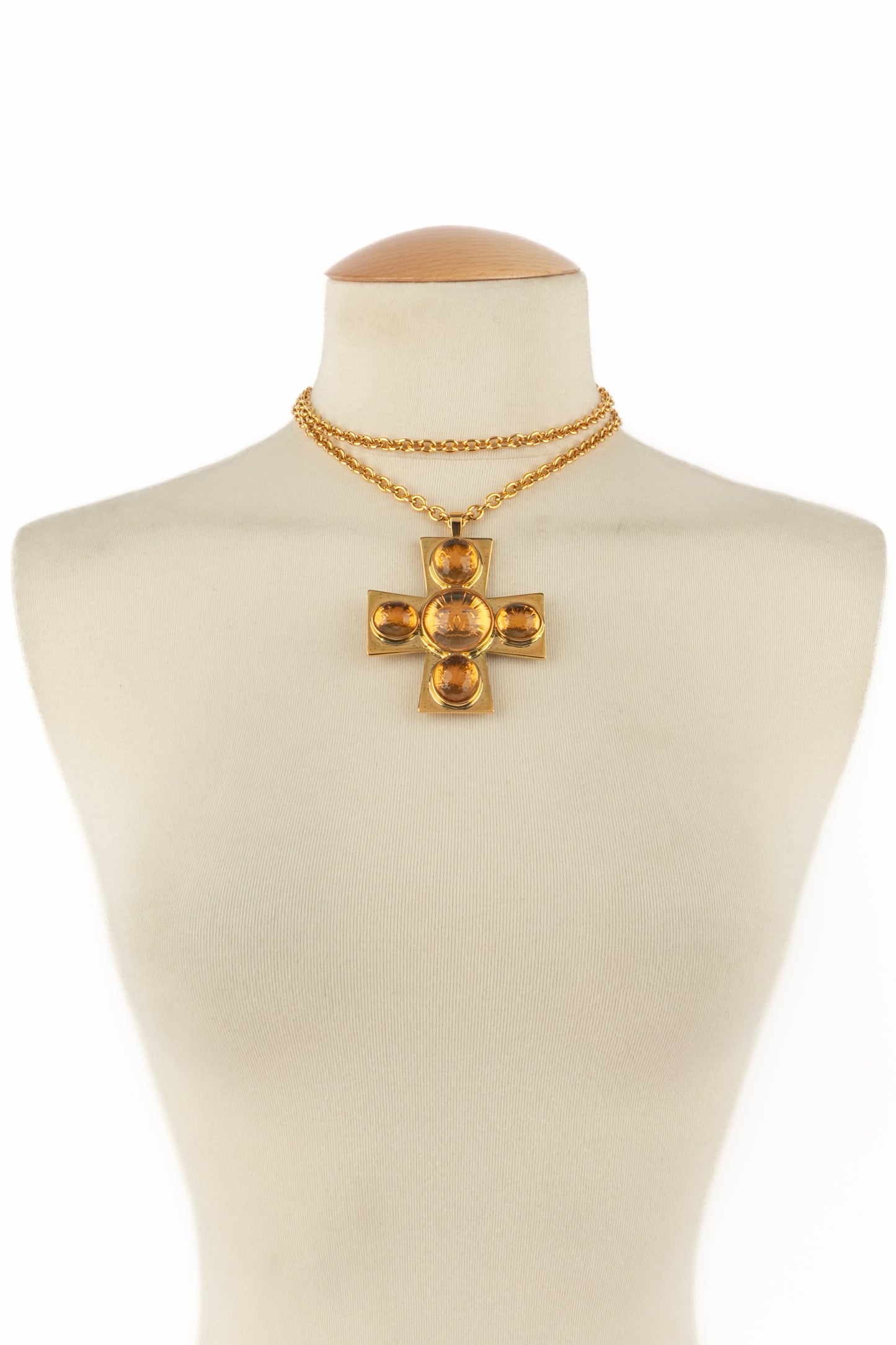 Collier croix Chanel Pre Fall 2022