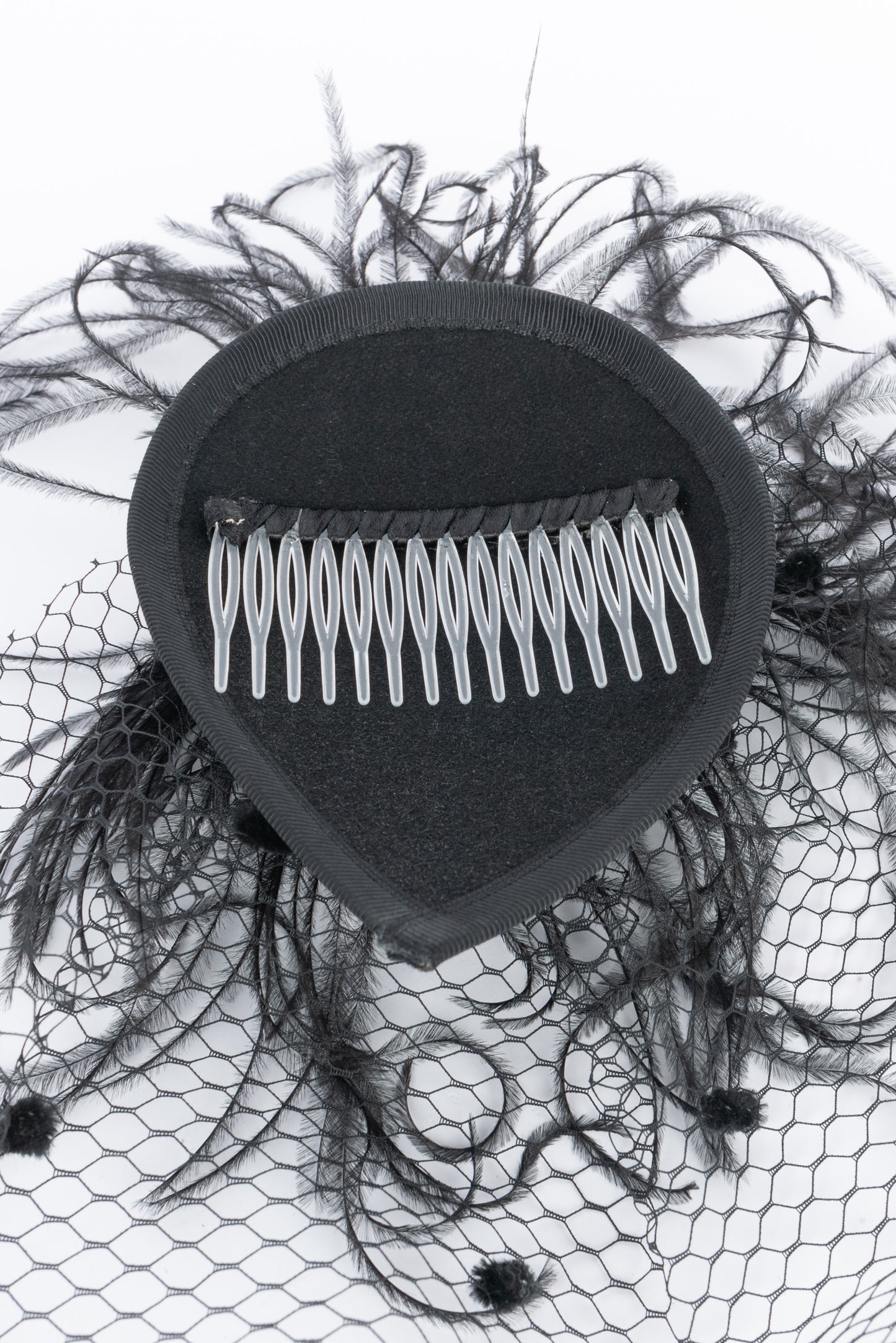 Accessoire de tête / Chapeau bibi anonyme