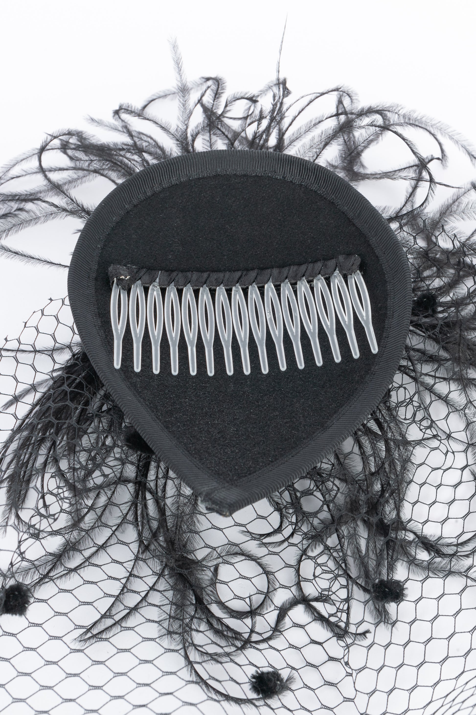 Accessoire de tête / Chapeau bibi anonyme