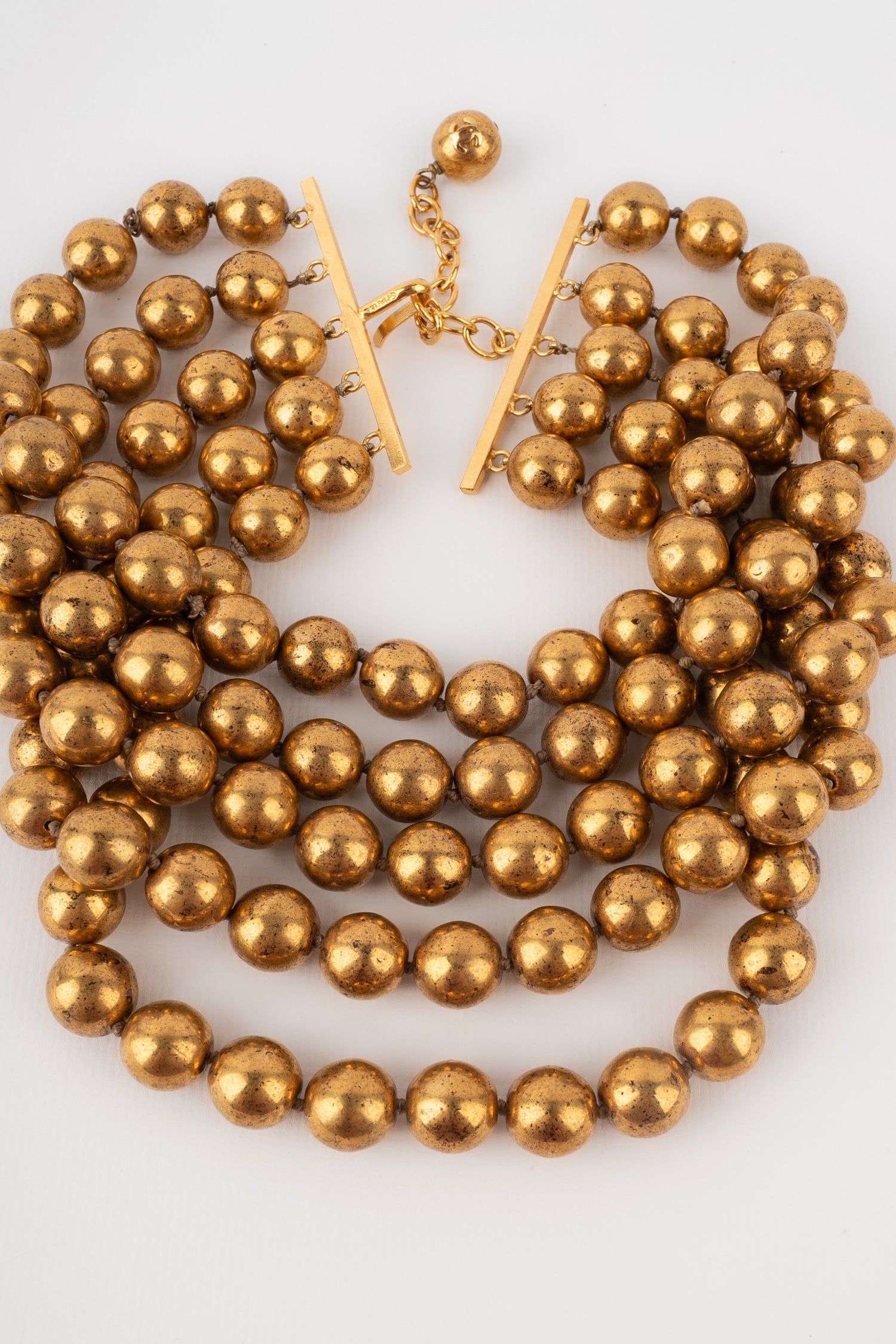 Collier de perles dorées Chanel 