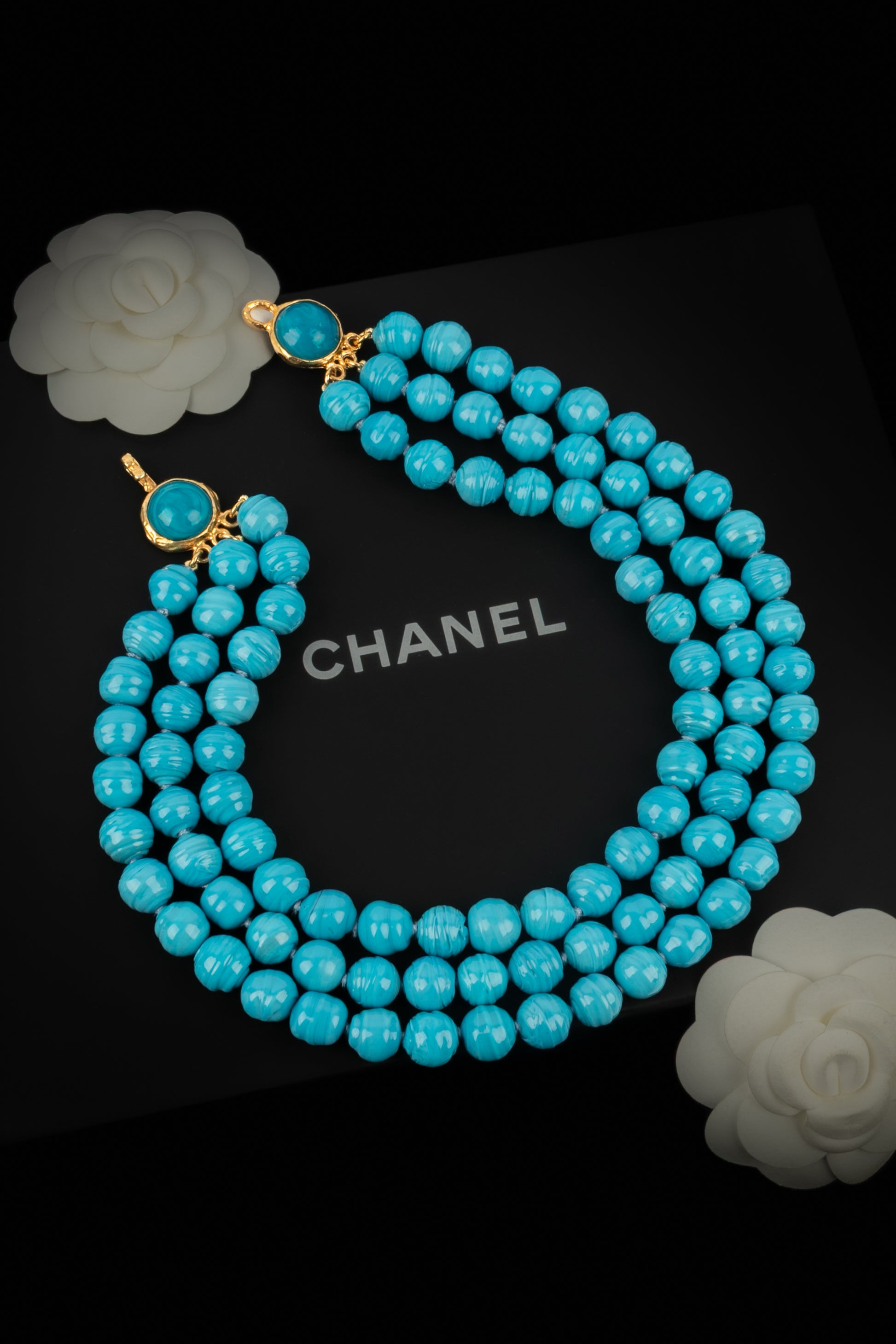 Collier de perles bleues Chanel