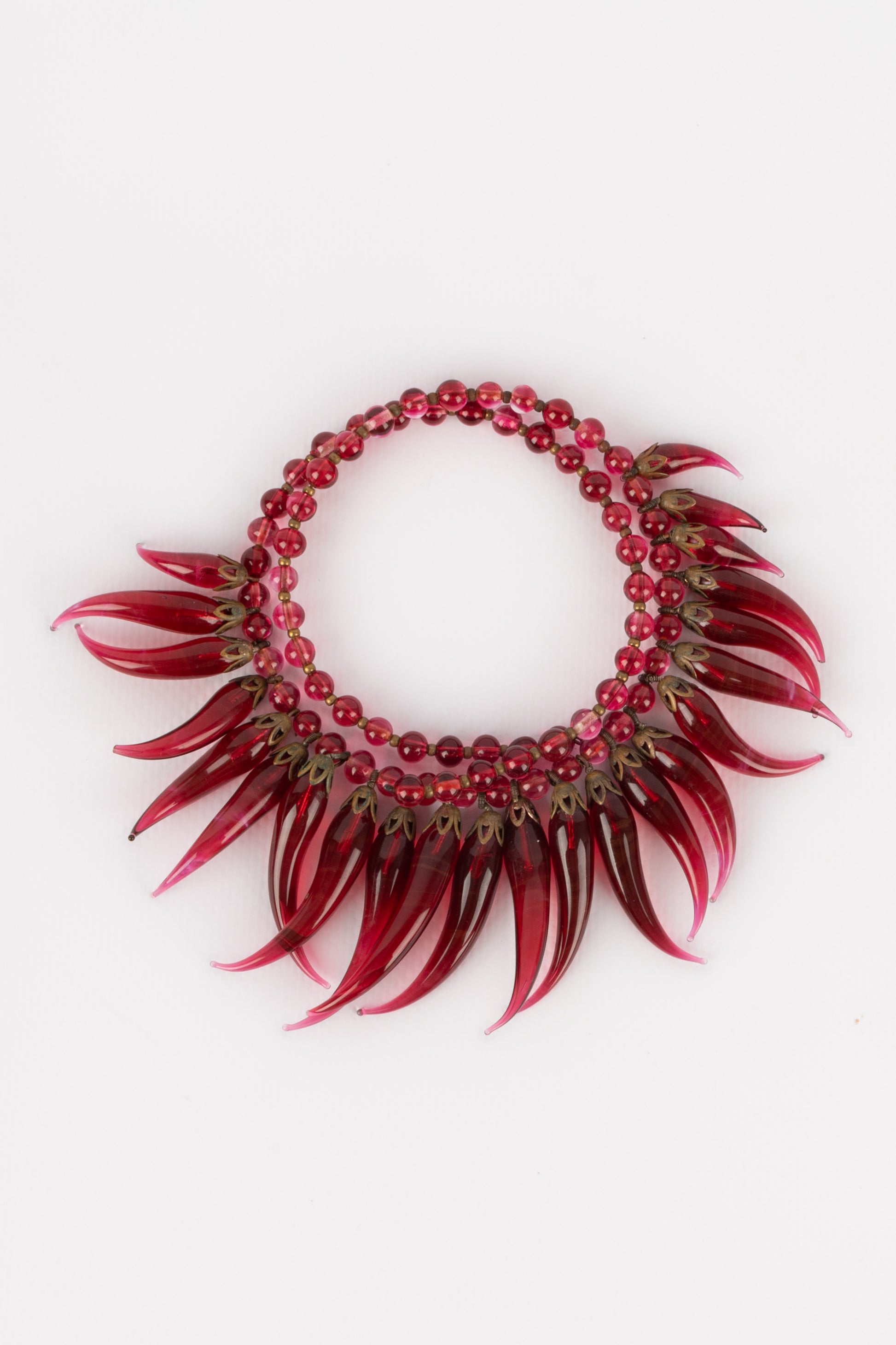 Collier en pâte de verre rouge.