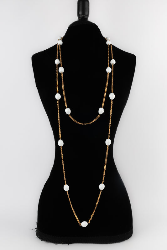 Collier / sautoir de perles Chanel