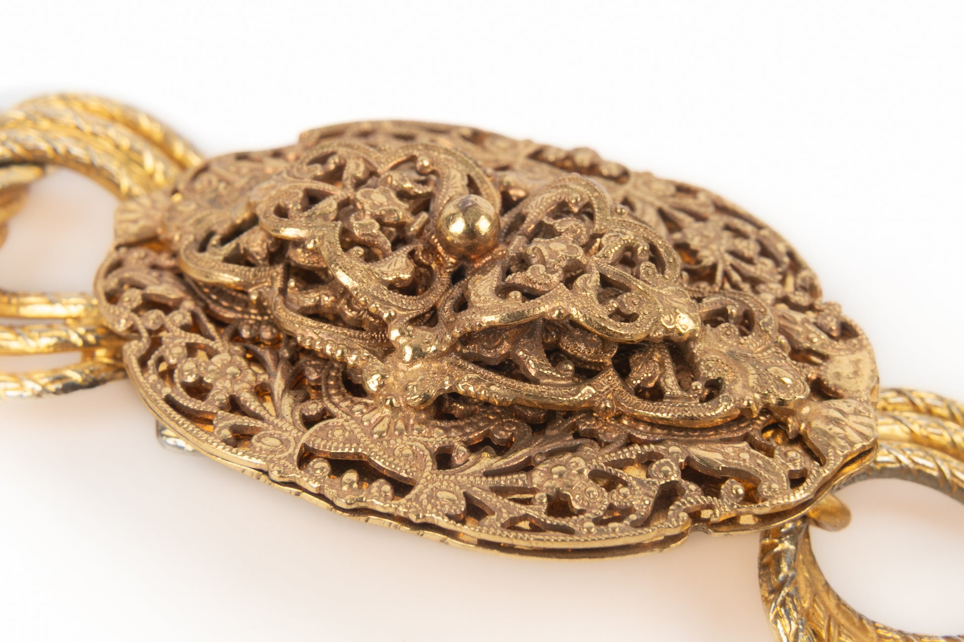 Ceinture dorée Chanel