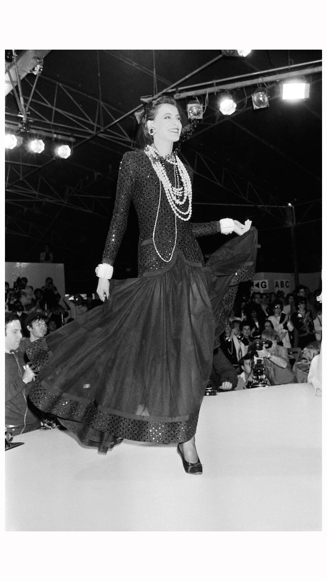 la-modella-francese-ines-de-la-fressange-sfila-per-chanel-con-la-collezione-autunnoinverno-19831984-di-karl-lagerfeld-nel-marzo-1983-pierre-guillaudafpgetty-images.jpg