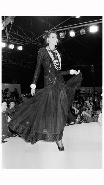 la-modella-francese-ines-de-la-fressange-sfila-per-chanel-con-la-collezione-autunnoinverno-19831984-di-karl-lagerfeld-nel-marzo-1983-pierre-guillaudafpgetty-images.jpg