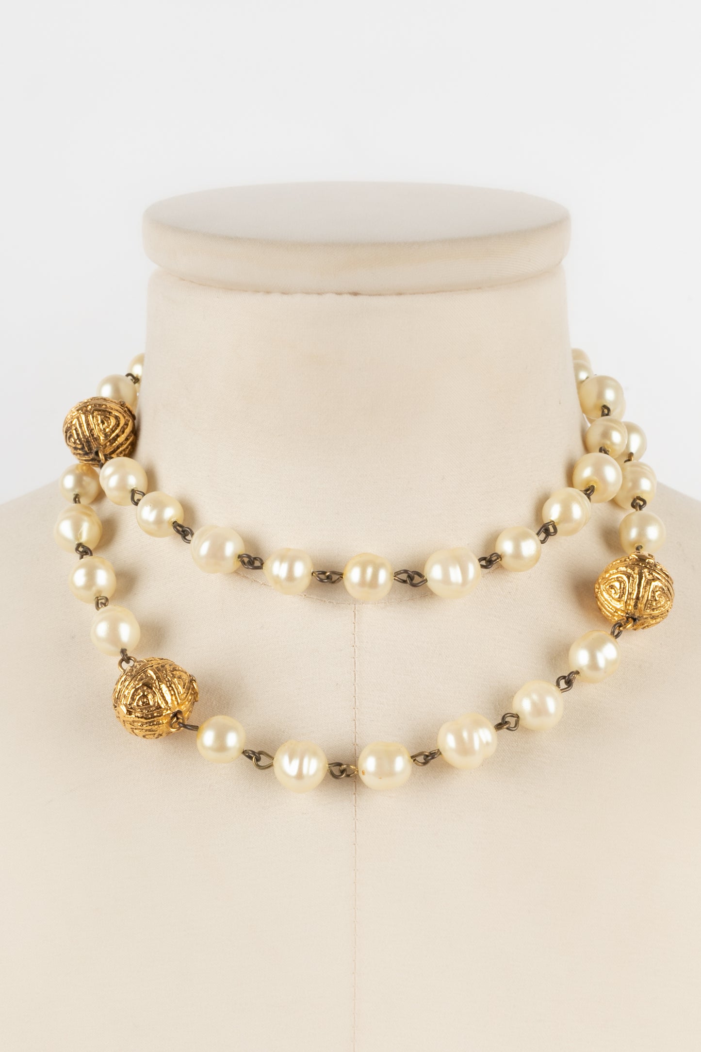 Collier / sautoir de perles nacrées Chanel 