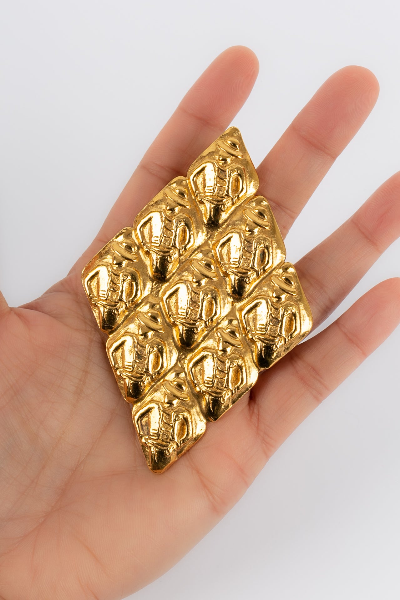 Broche dorée Chanel