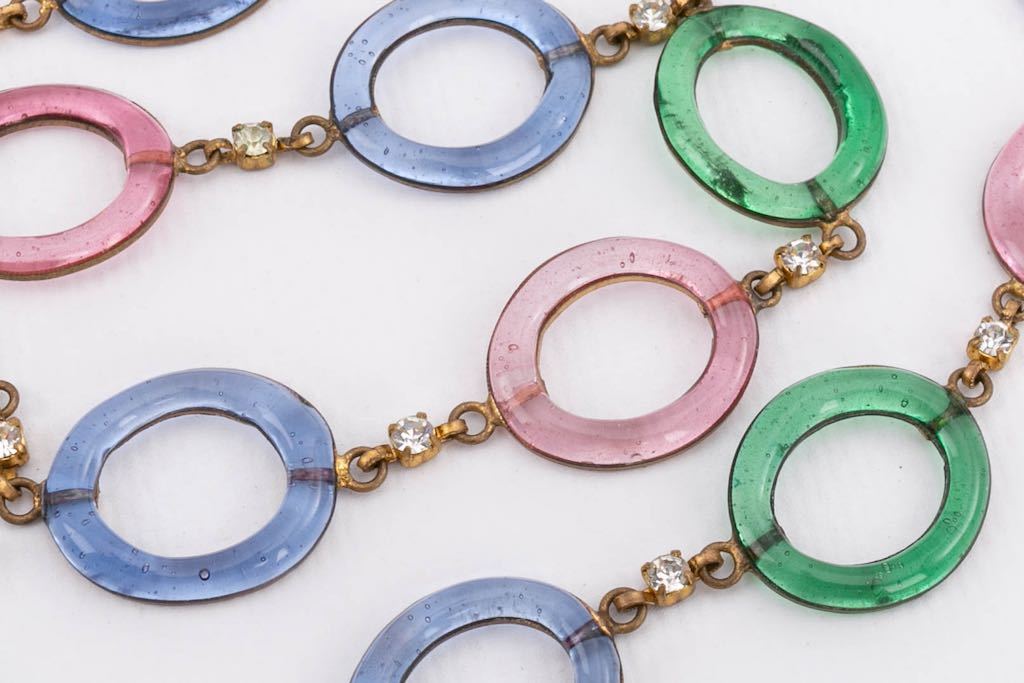 Collier d'anneaux multicolores en pâte de verre