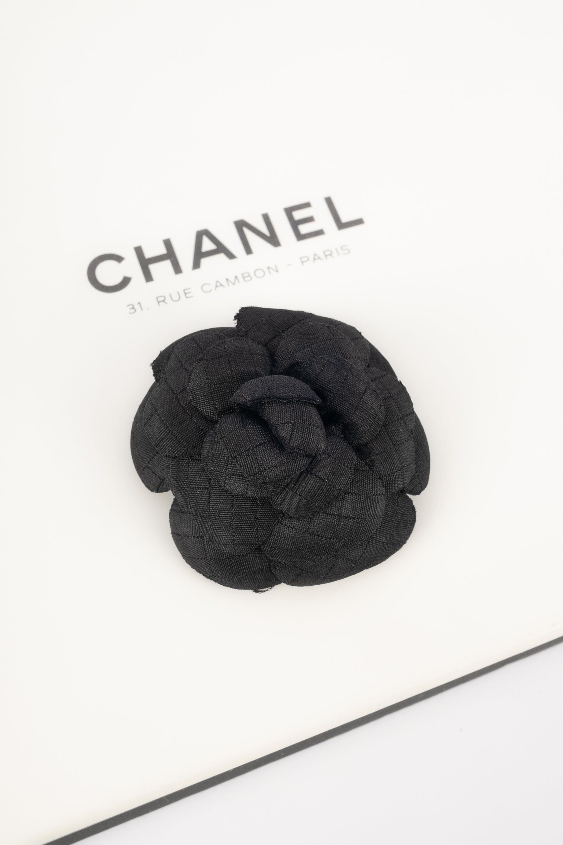 Broche camélia Chanel