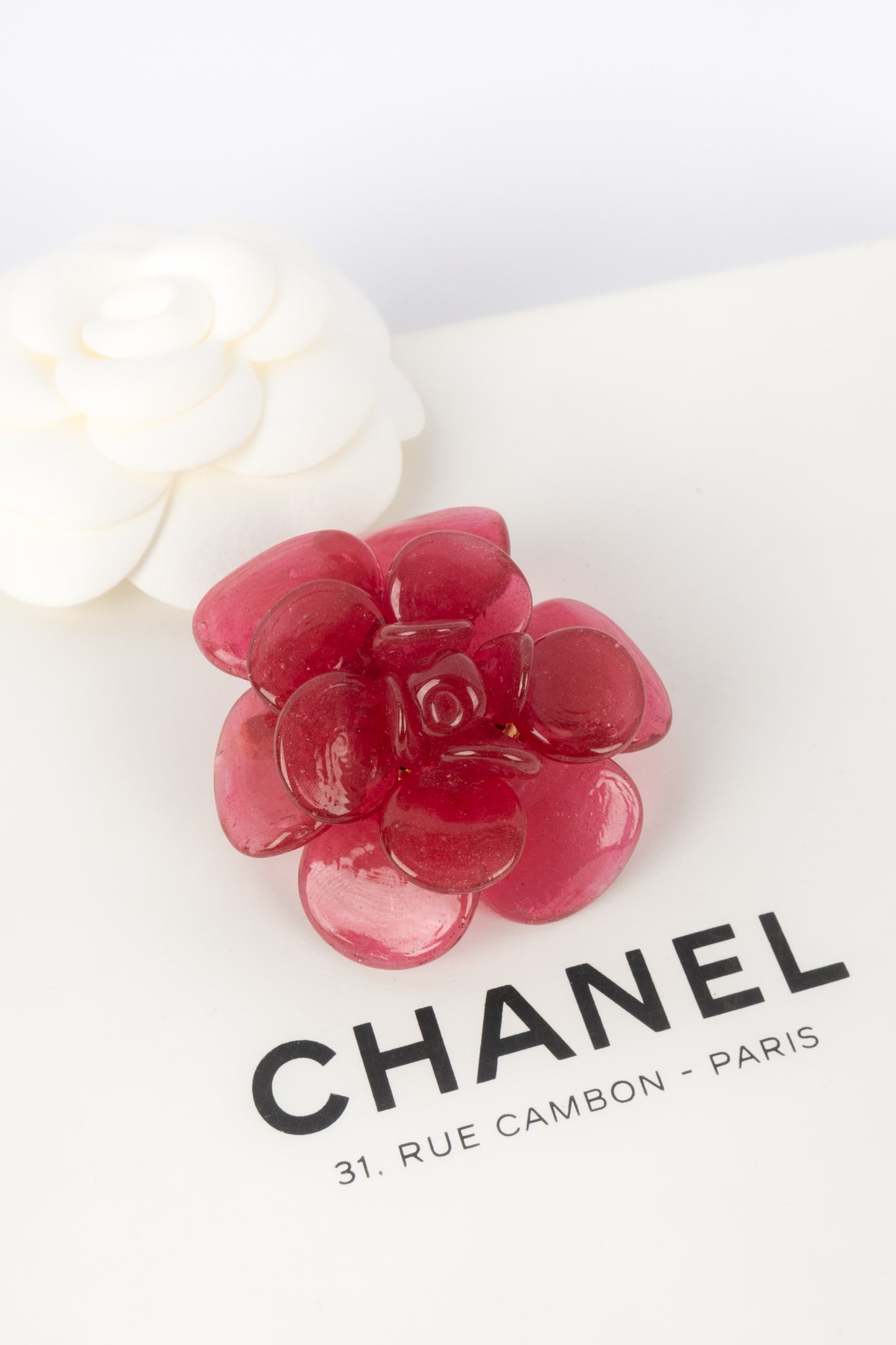 Broche camélia rose Chanel 