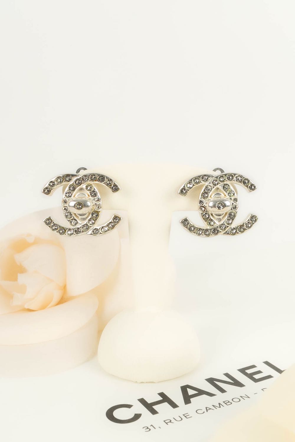 Chanel turnlock earrings 1996 – Les Merveilles De Babellou