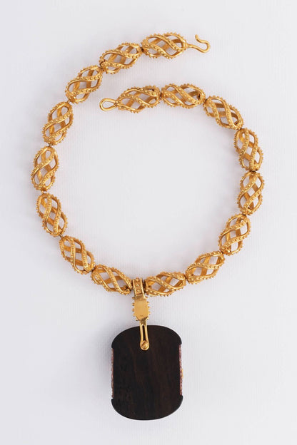 Collier style ethnique en bois et métal doré