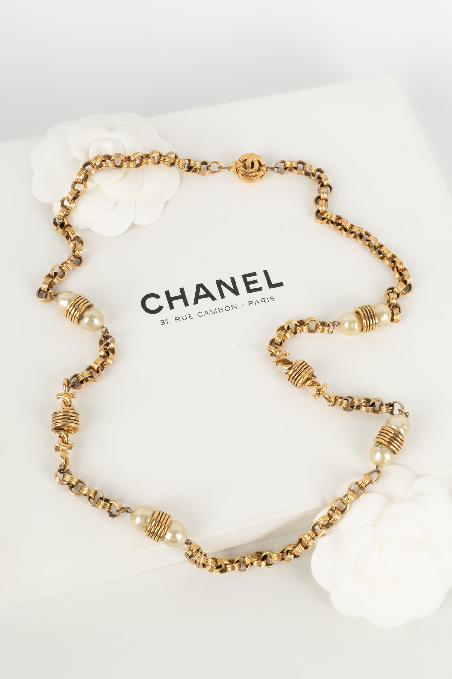 Collier de perles nacrées Chanel