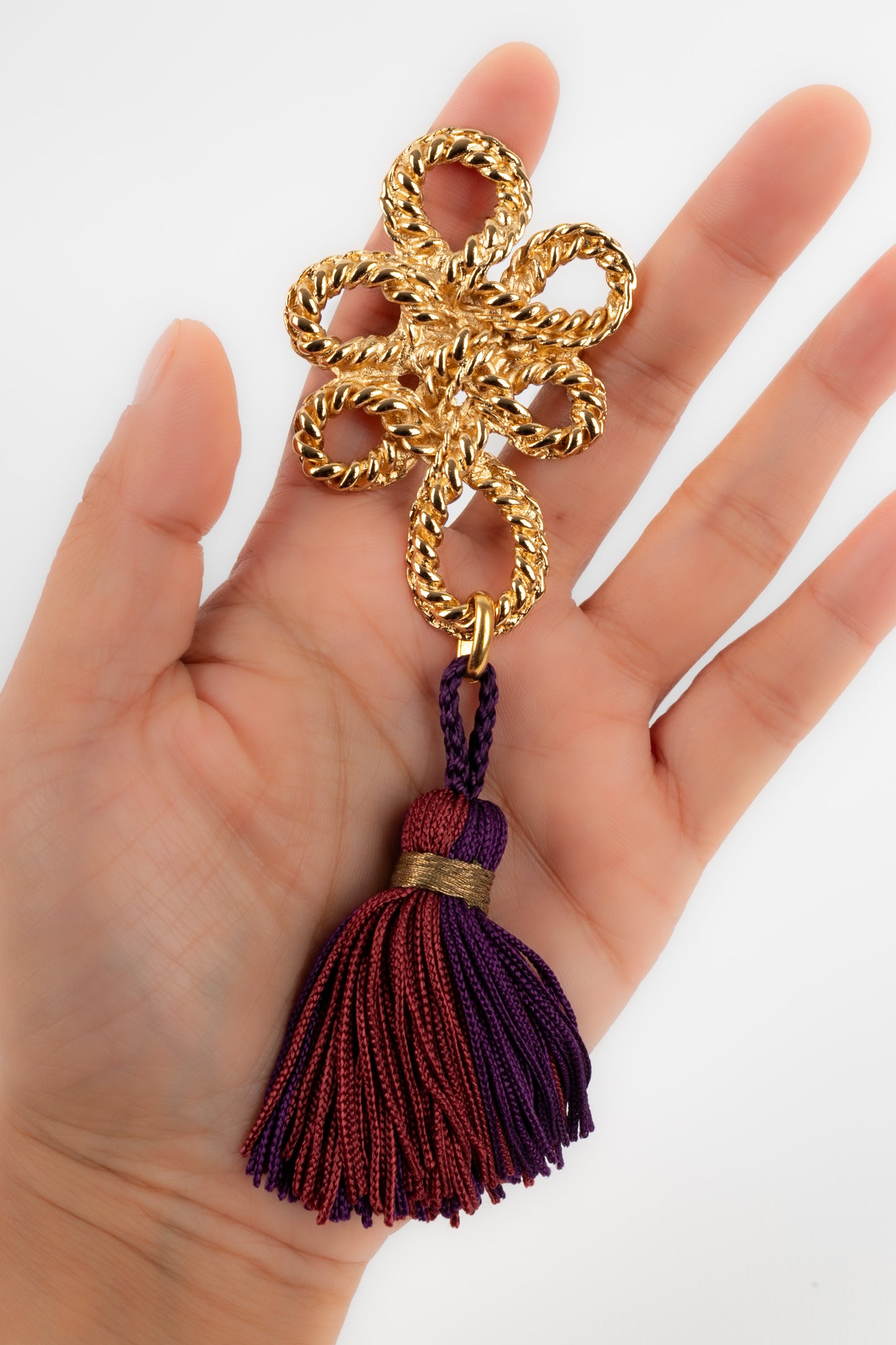 Broche / Pendentif en passementerie Yves Saint Laurent