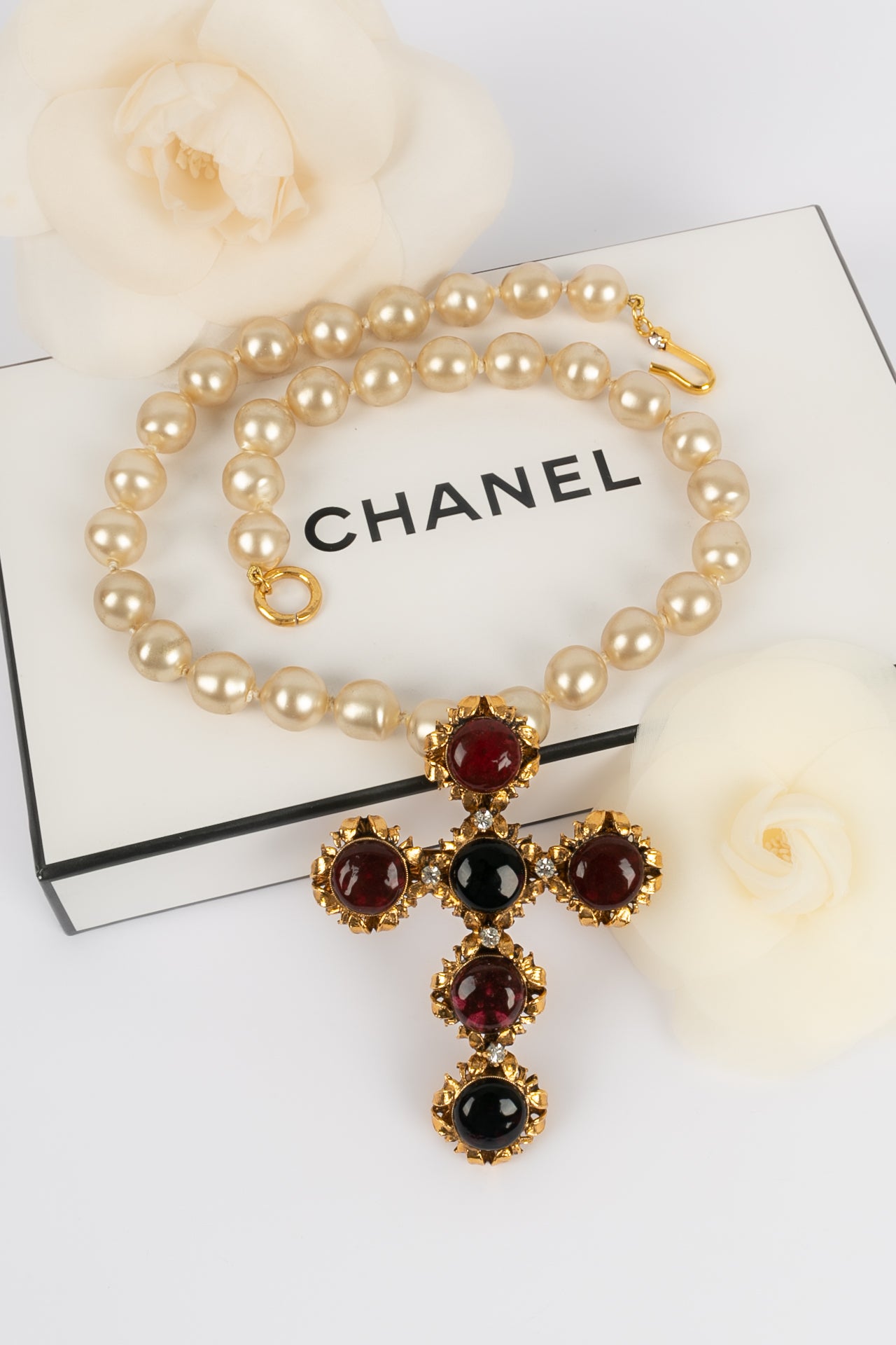 Collier croix Chanel