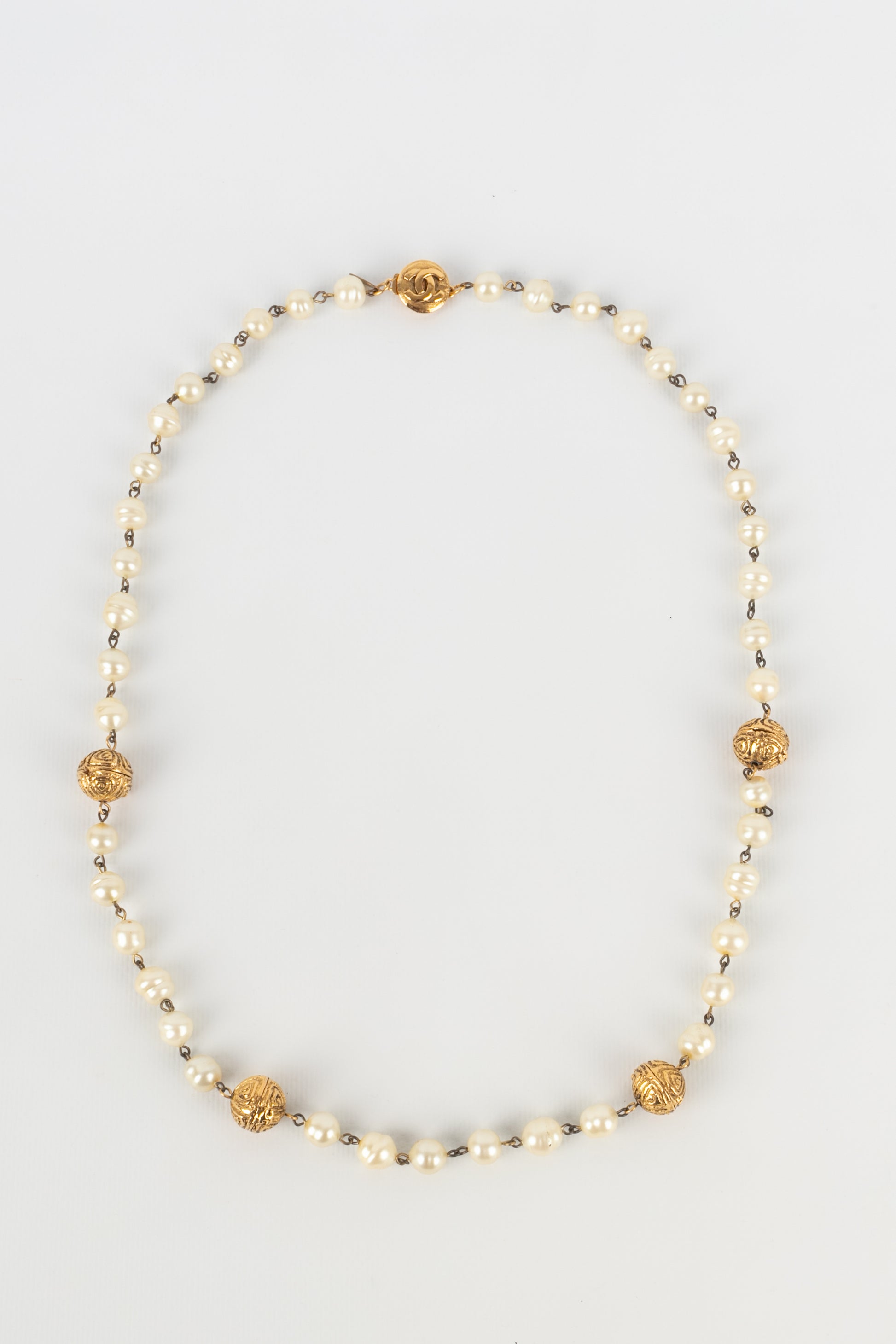 Collier / sautoir de perles nacrées Chanel 