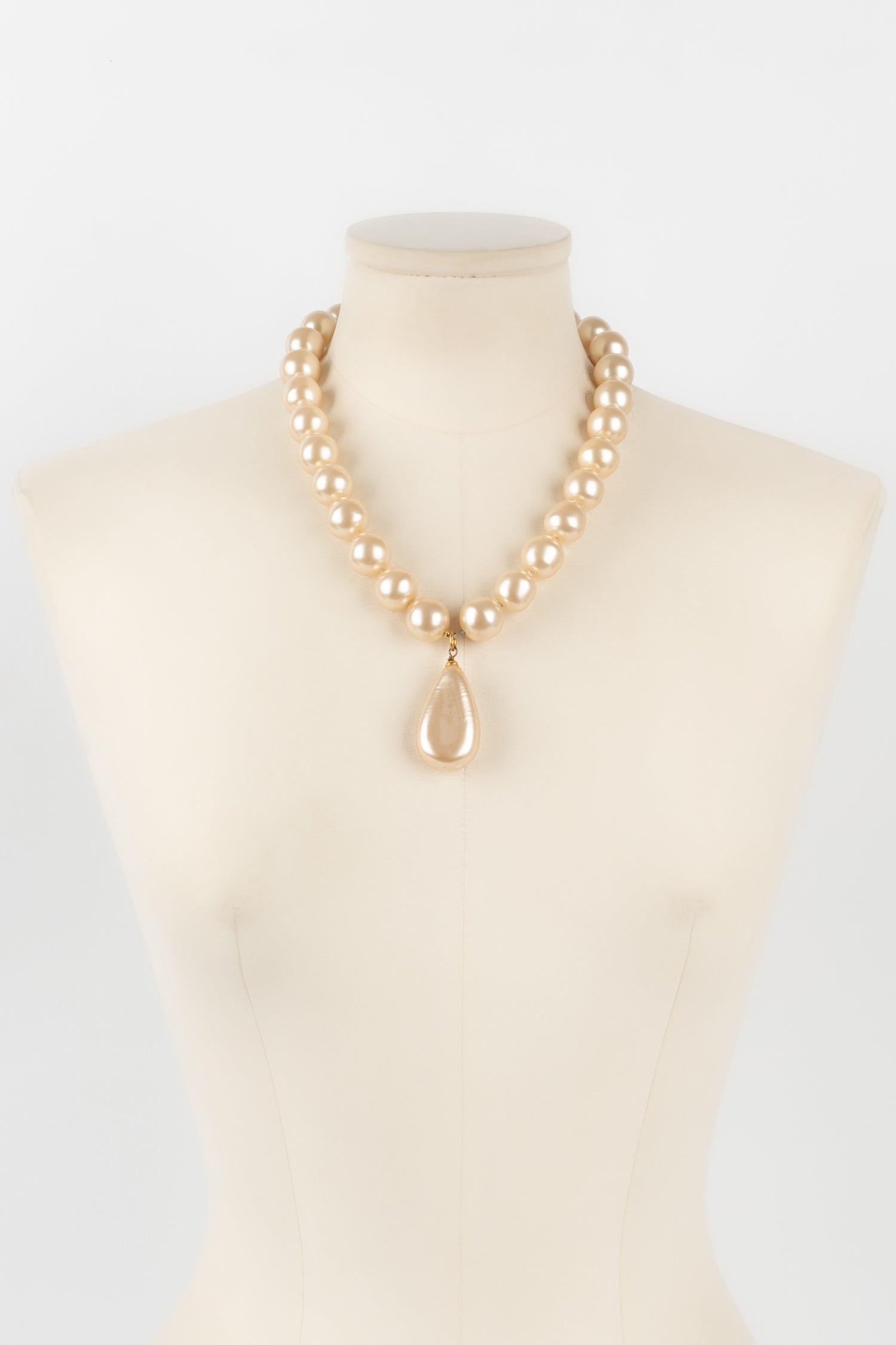 Collier de perles nacrées Chanel 