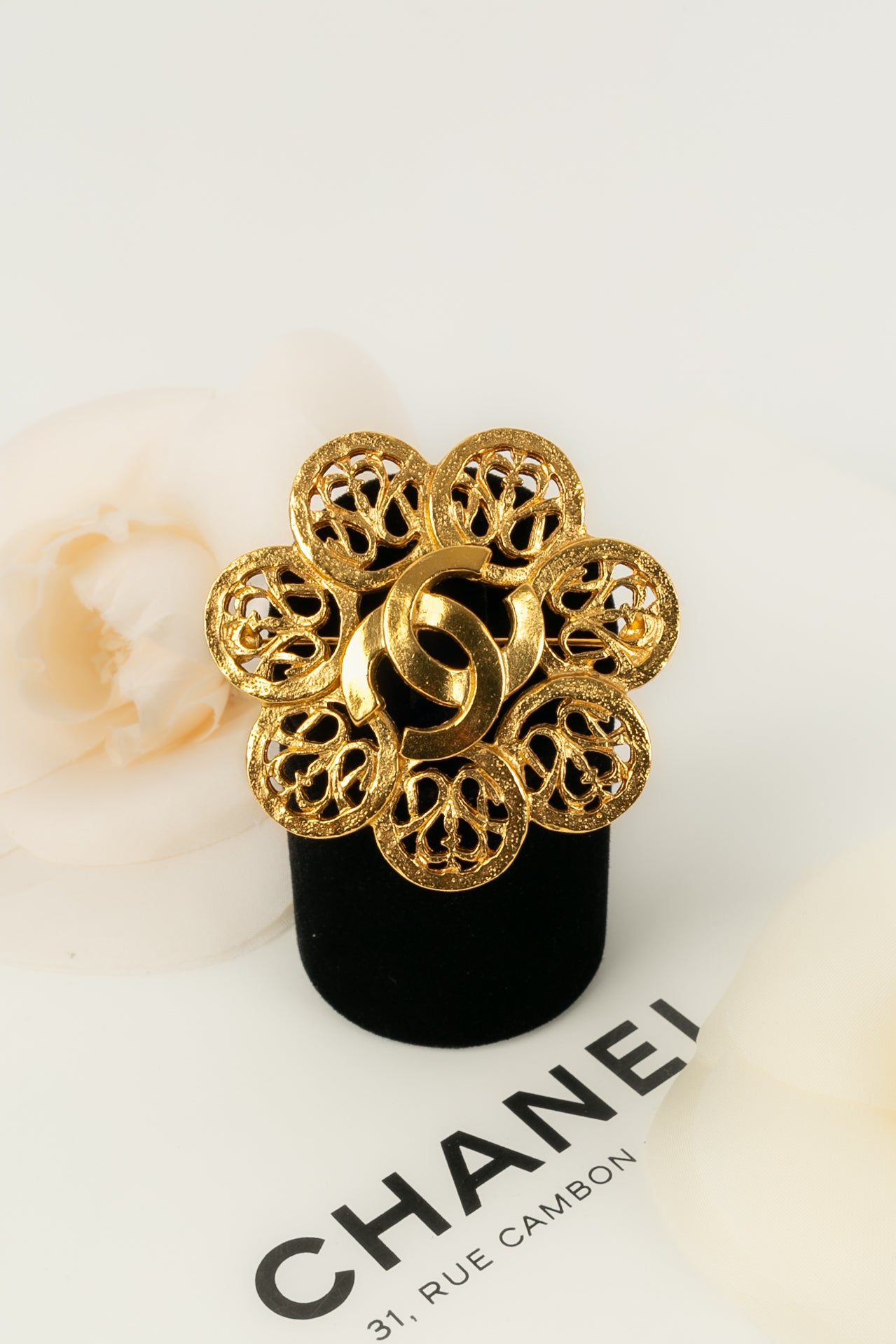 Pre-owned Chanel 1995-1996 Cc Drop-design Brooch In Gold