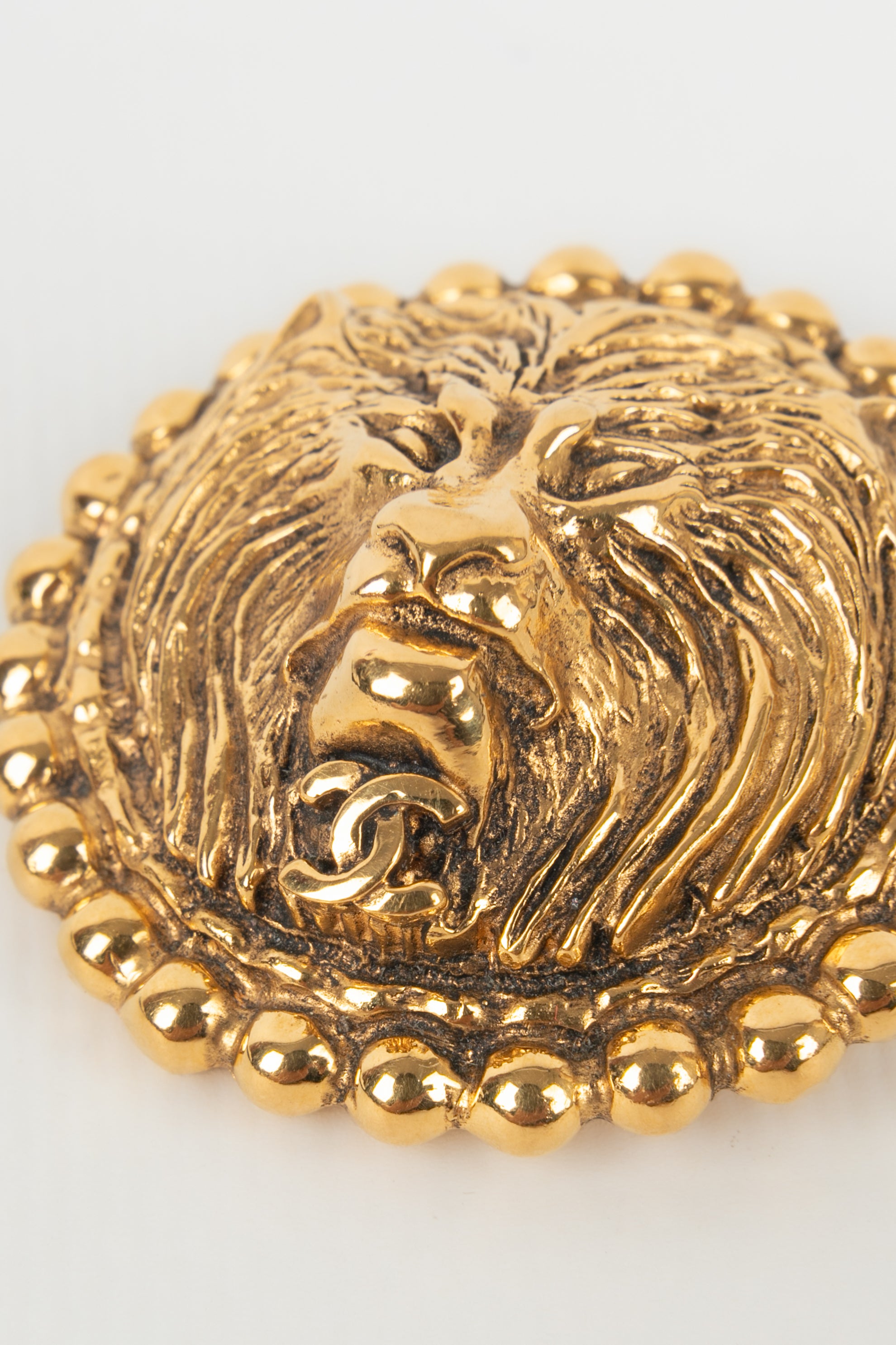 Lion deals head brooch