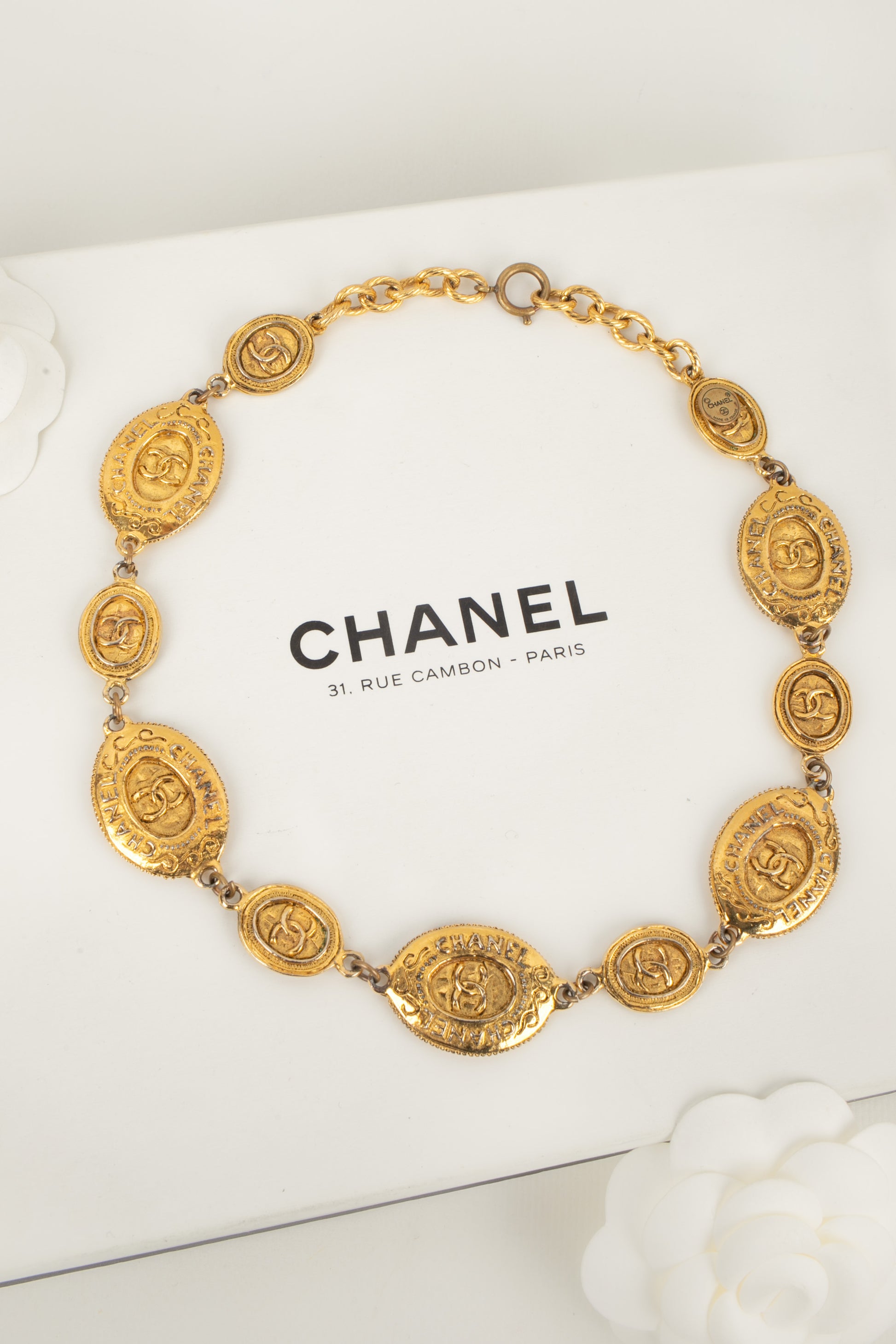 Collier doré Chanel