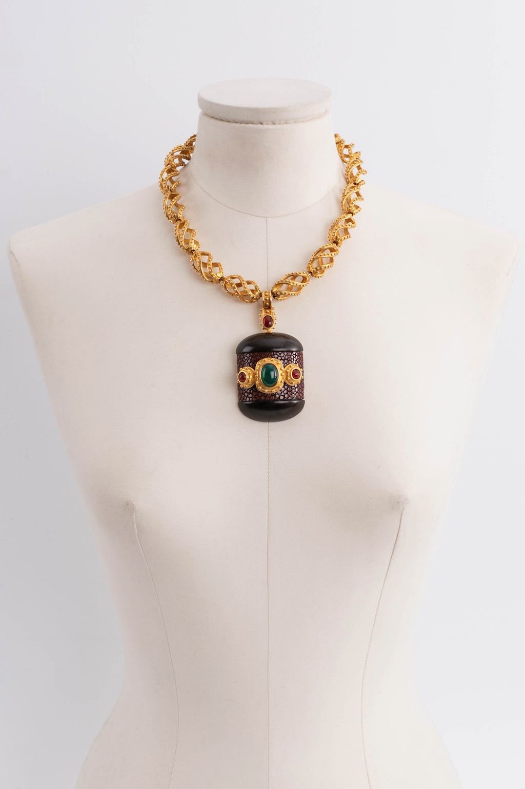 Collier style ethnique en bois et métal doré