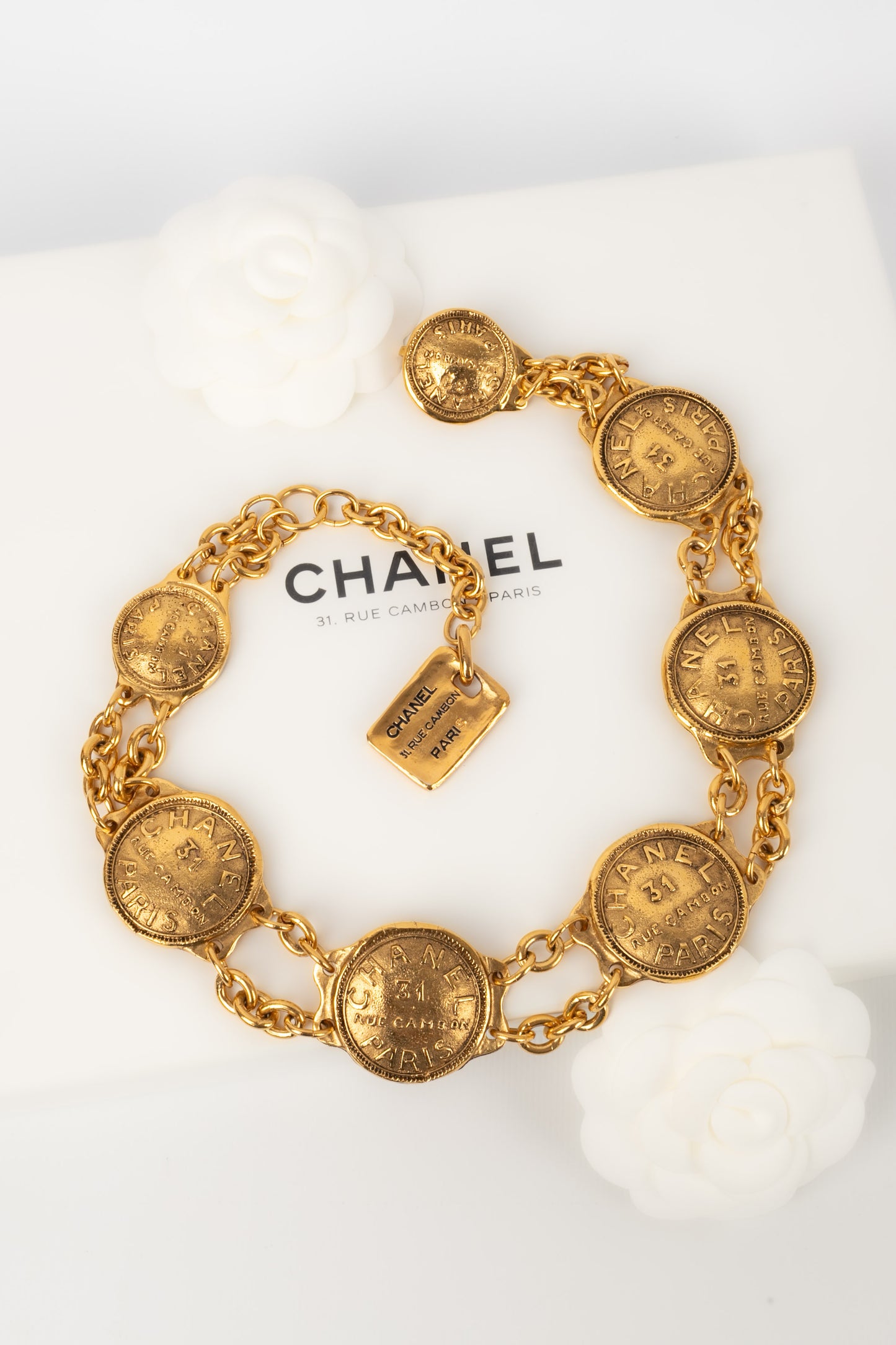 Collier court en métal doré Chanel