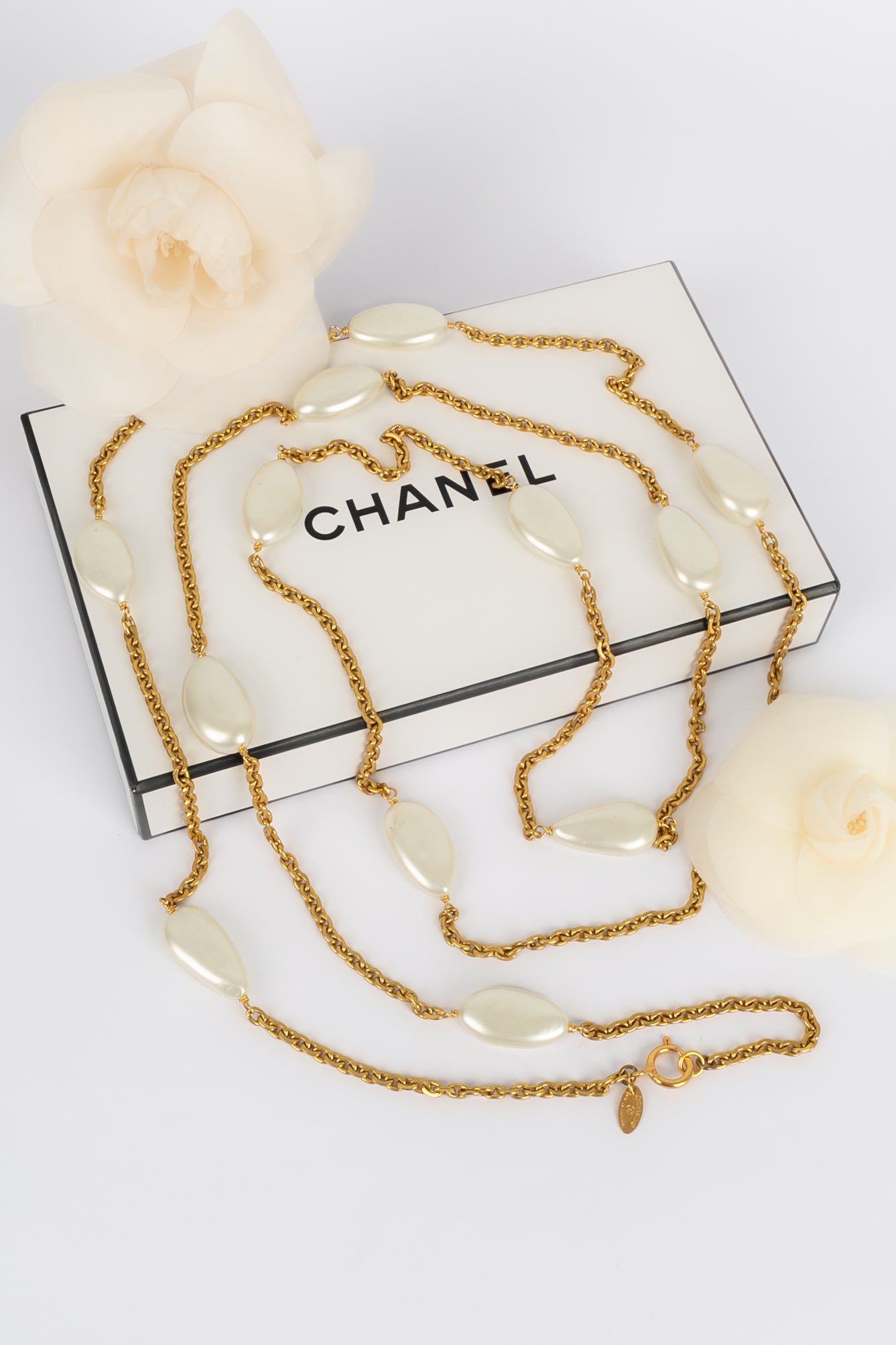 Collier / sautoir de perles Chanel