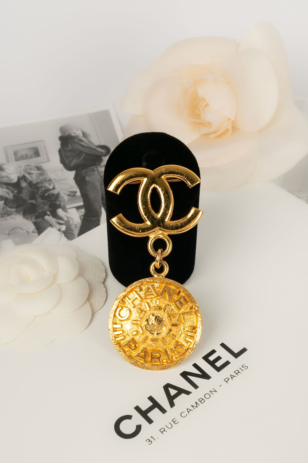 Broche dorée Chanel 1995