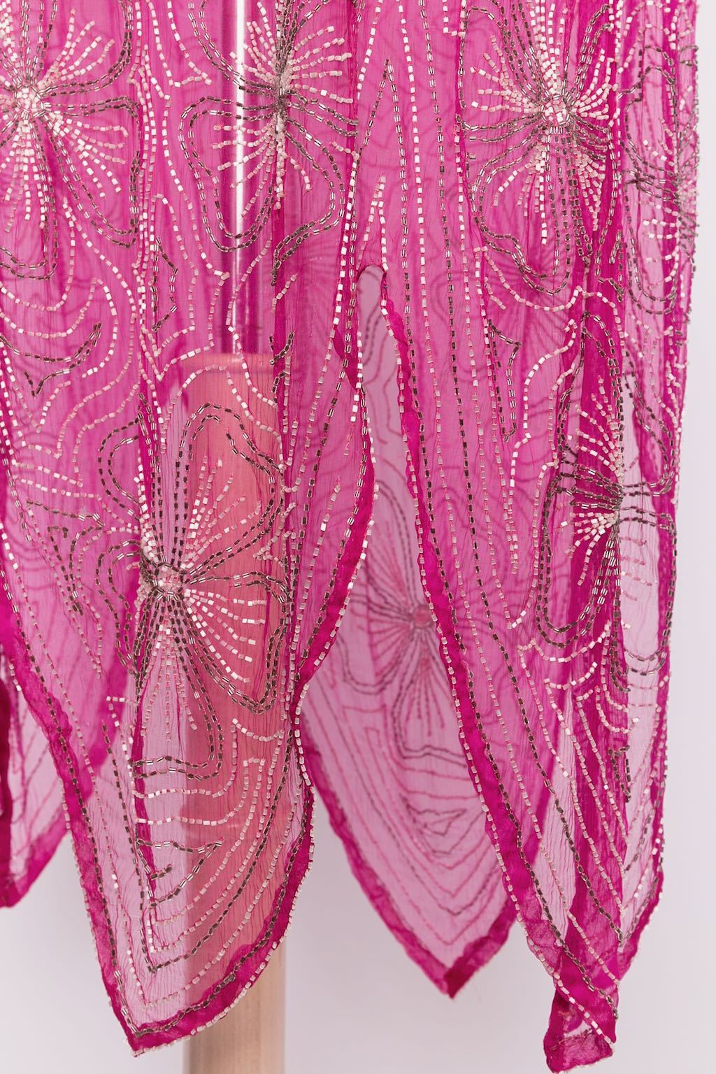 Robe perlée en mousseline de soie rose 1930s