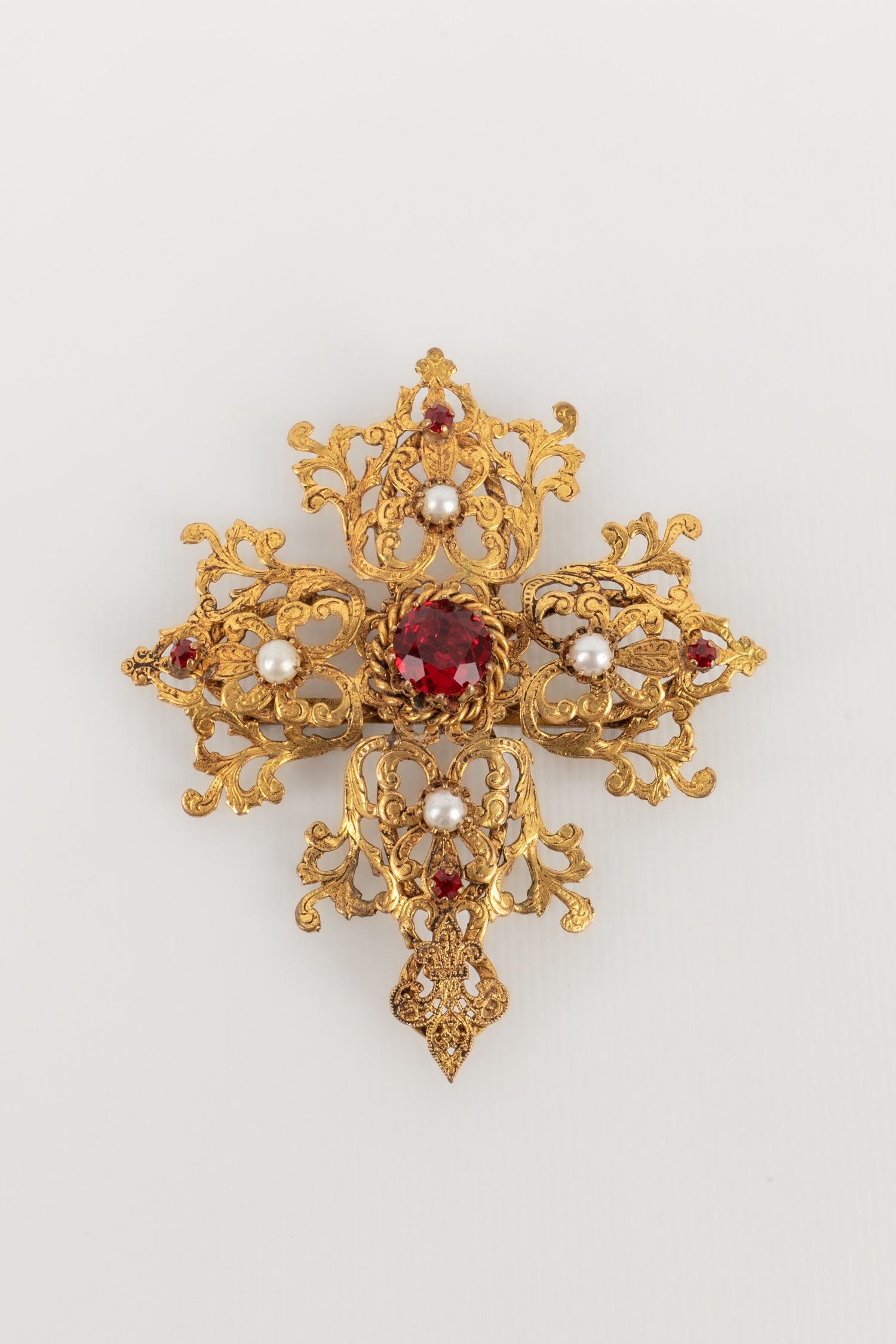 Broche en métal doré et strass