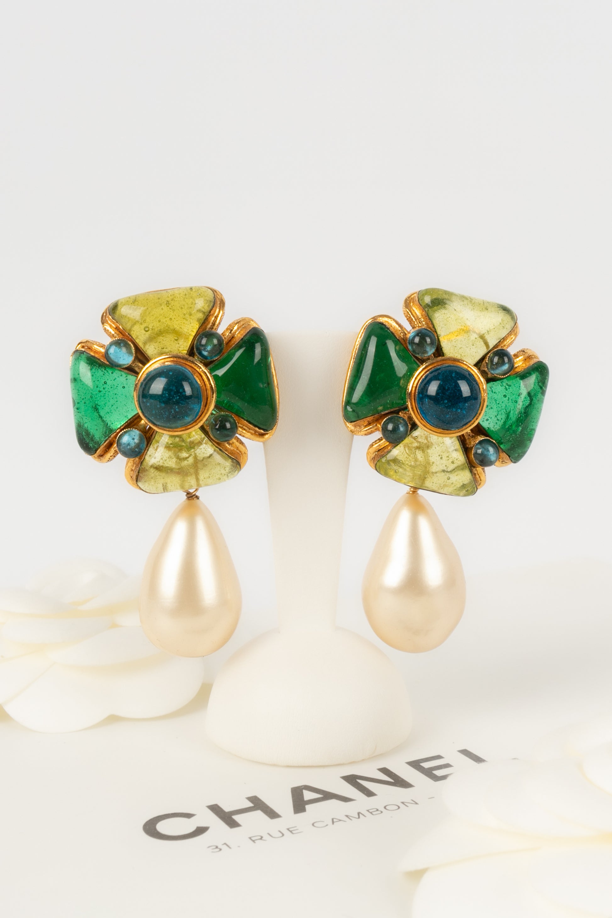 Boucles d'oreilles en pâte de verre Chanel