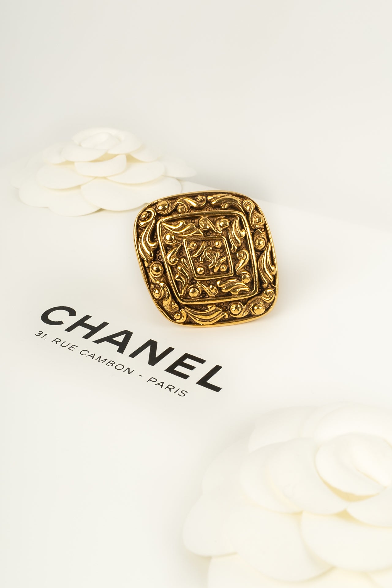 Broche dorée Chanel 