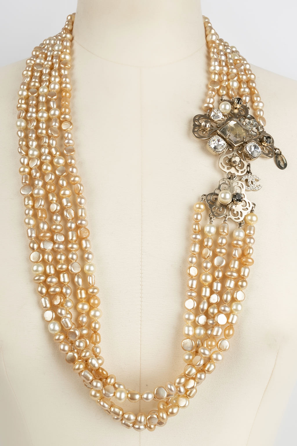 Chanel pearl clearance necklace molly's game