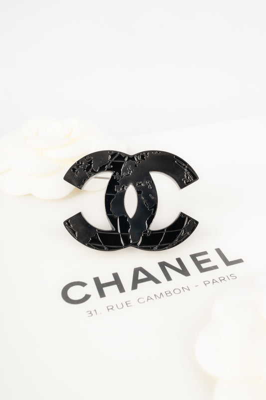 Broche mapmonde Chanel