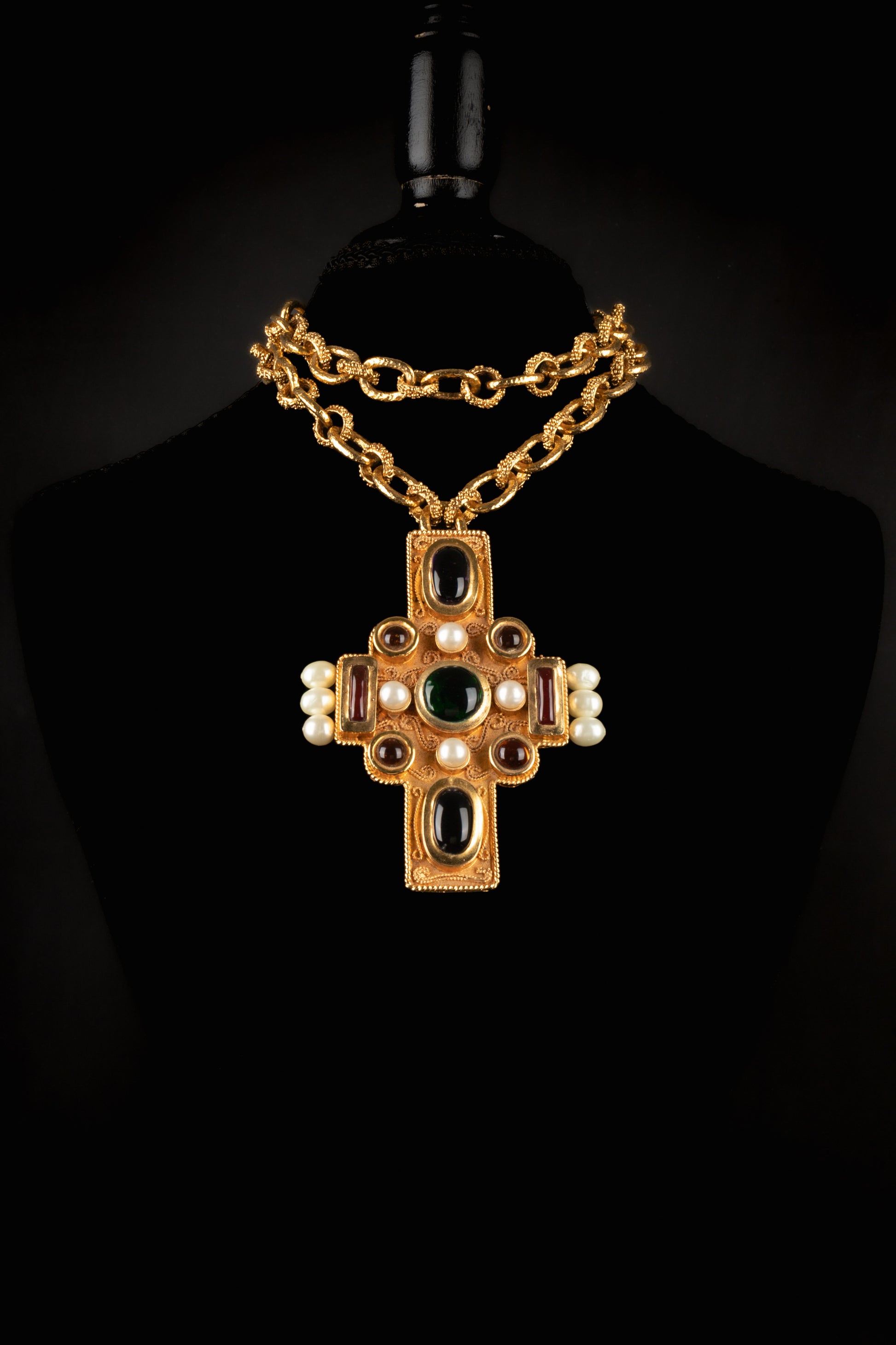 Collier pendentif croix Chanel