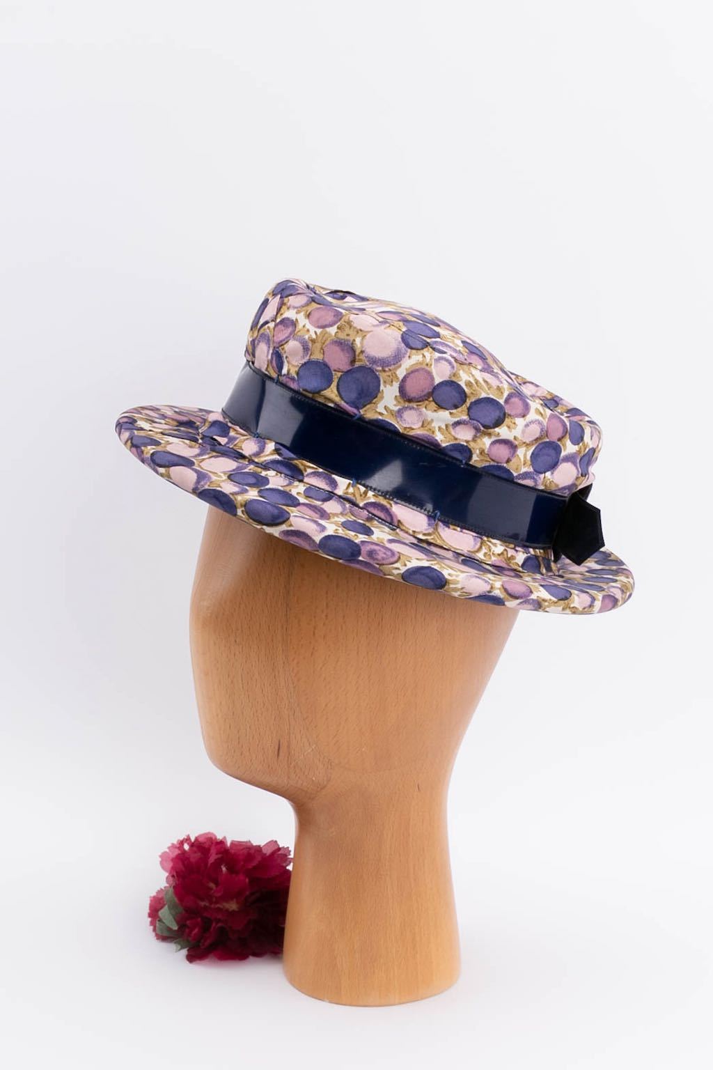 Chapeau violet 1960s