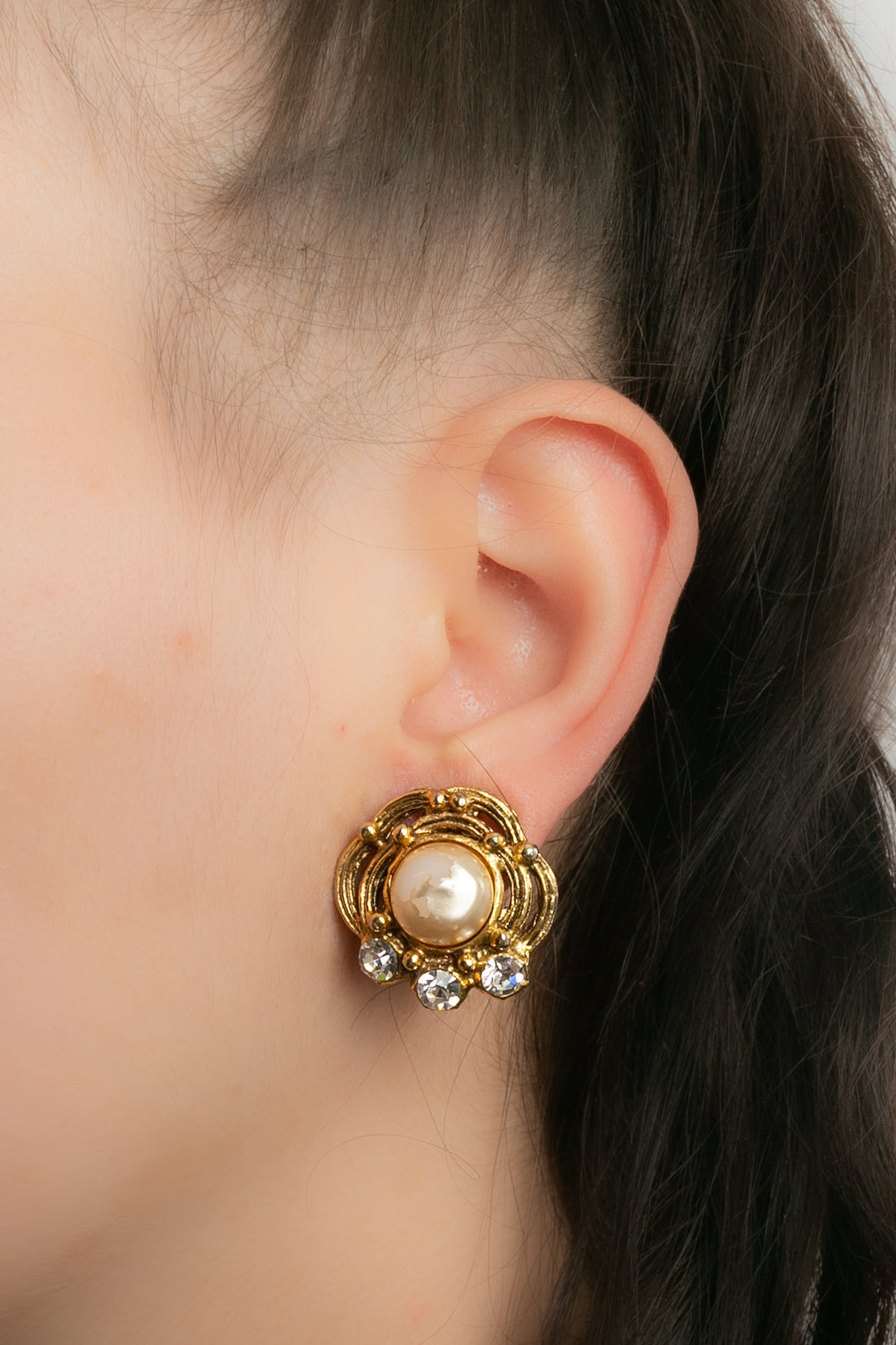 chanel cc logo black leather pearls stud earring