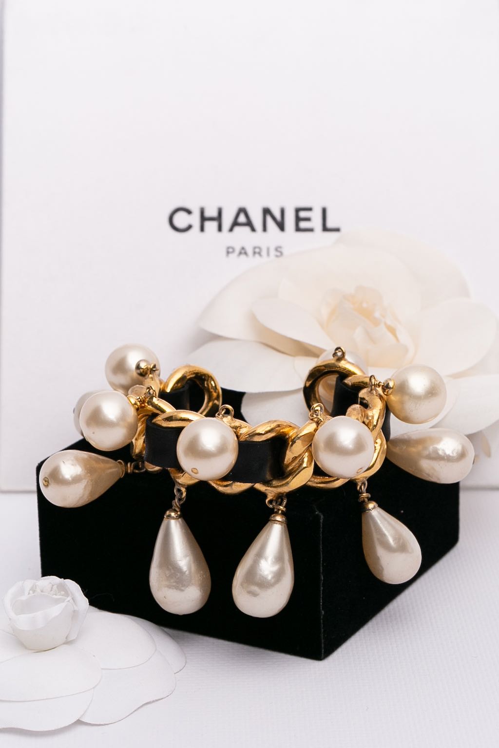 Bracelet en métal doré et cuir Chanel