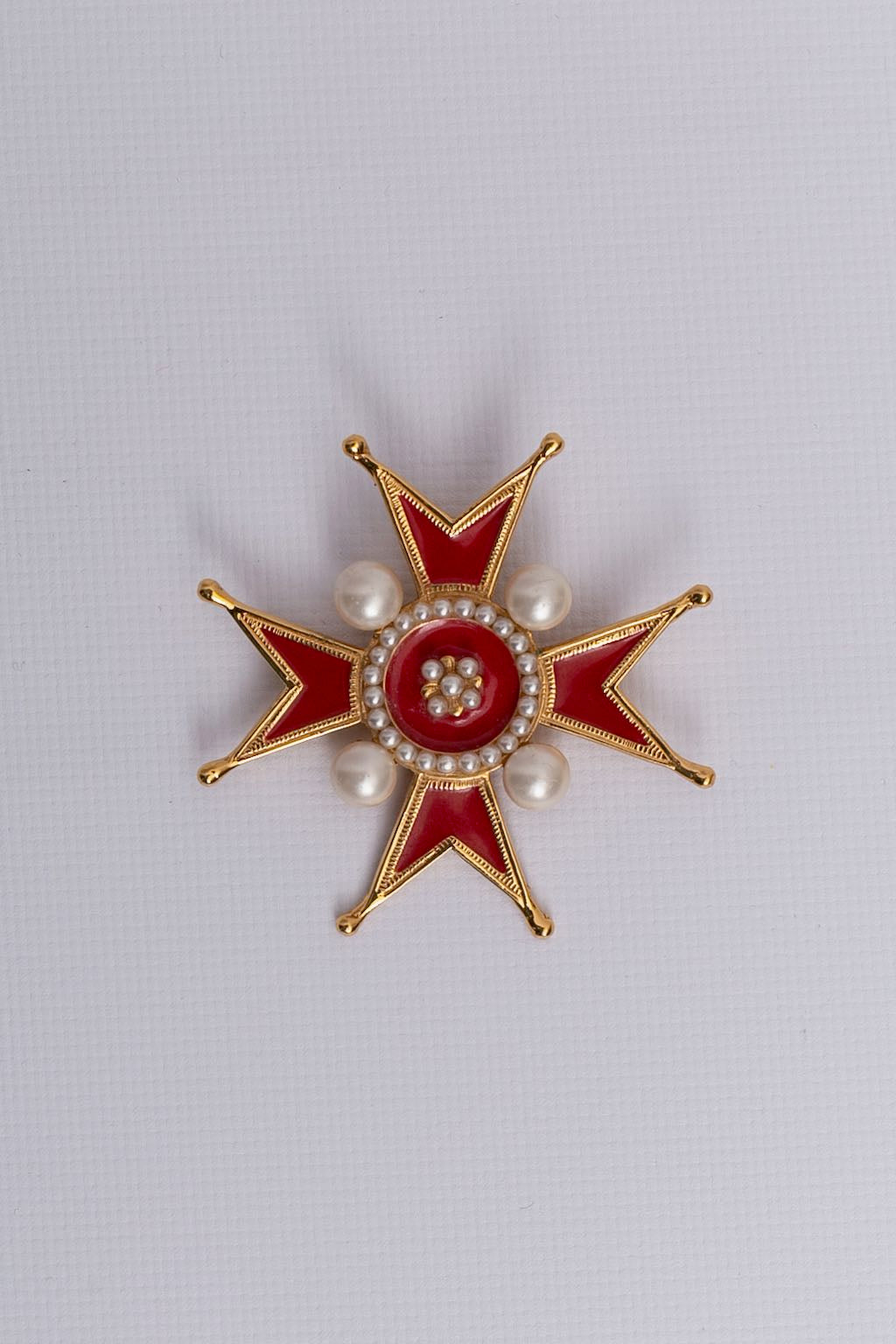 Broche croix Chanel