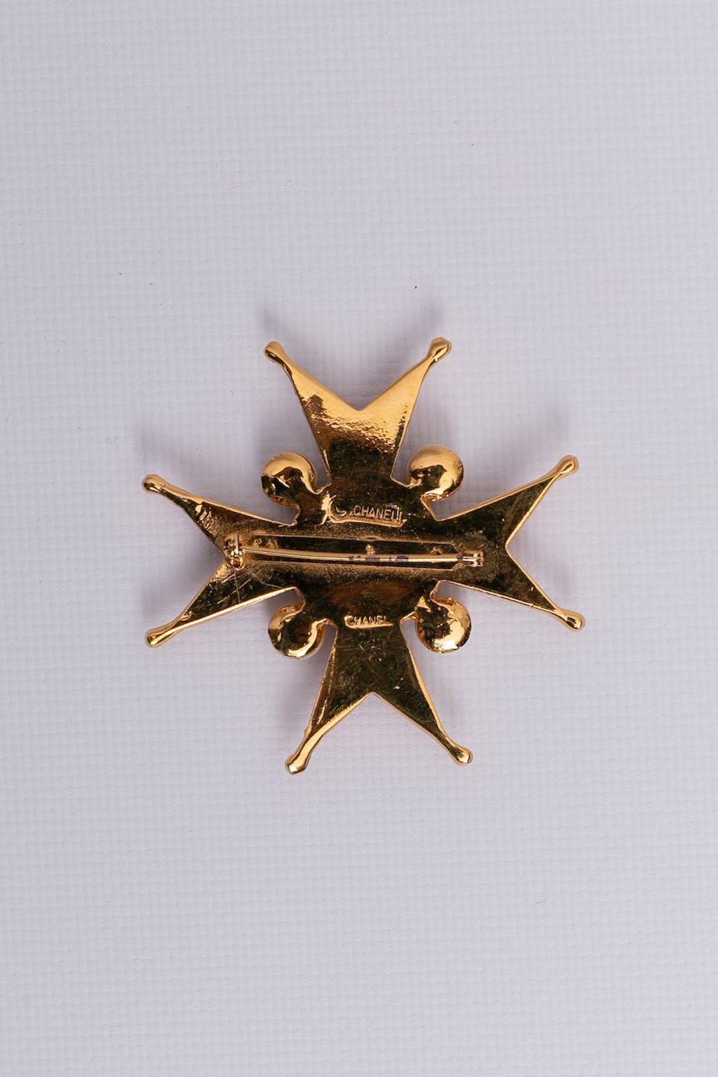 Broche croix Chanel