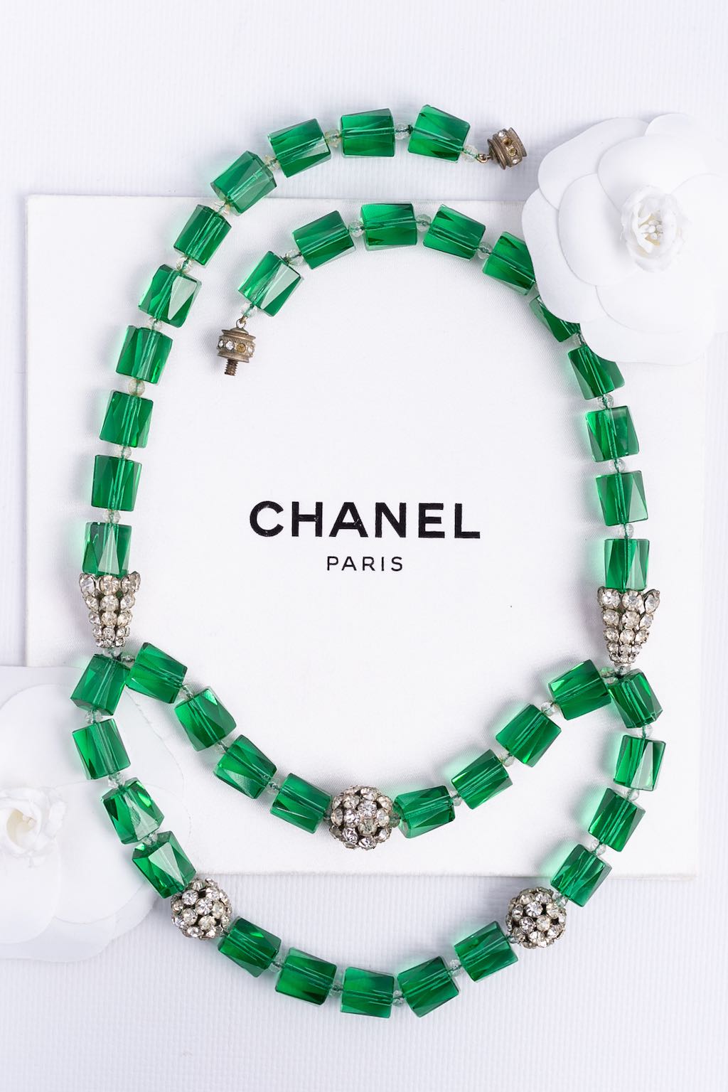 Collier perles de verre et strass Chanel (Non signé)