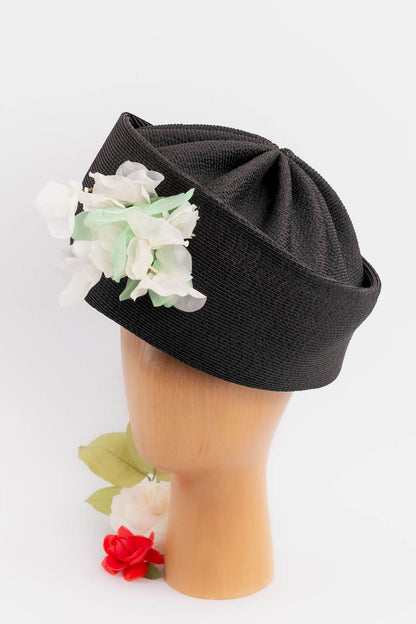 Chapeau en paille orné d'une fleur Leslie James