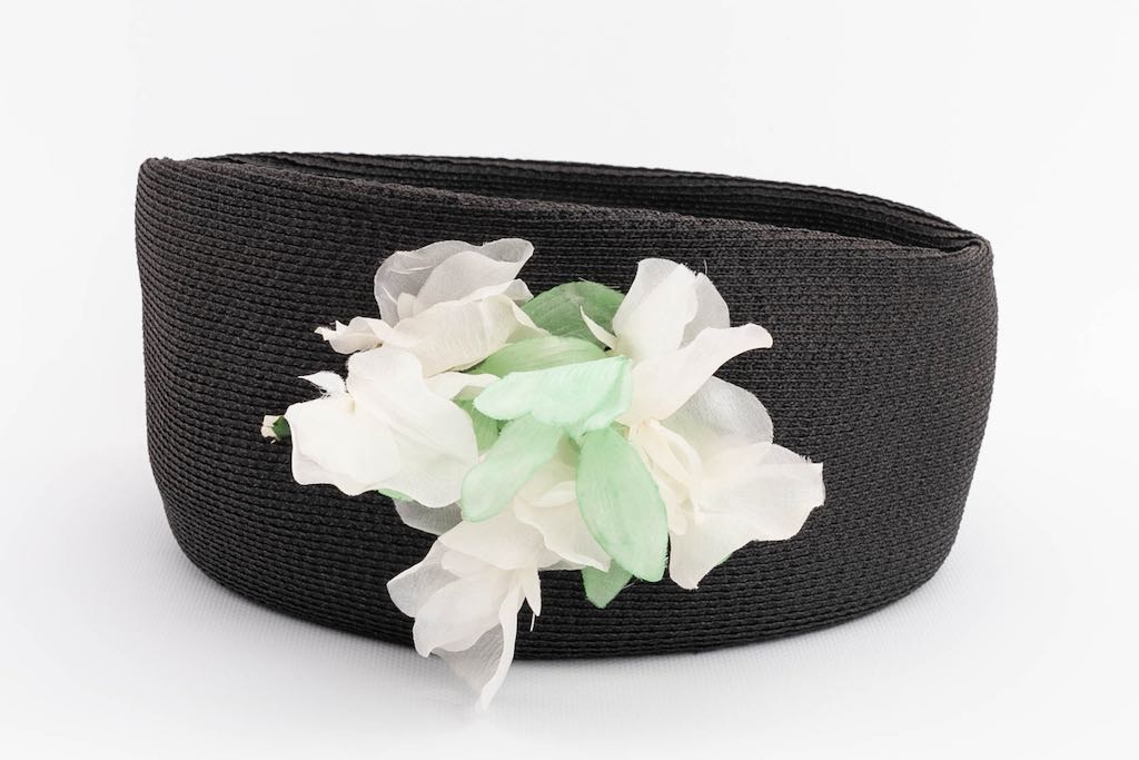 Chapeau en paille orné d'une fleur Leslie James