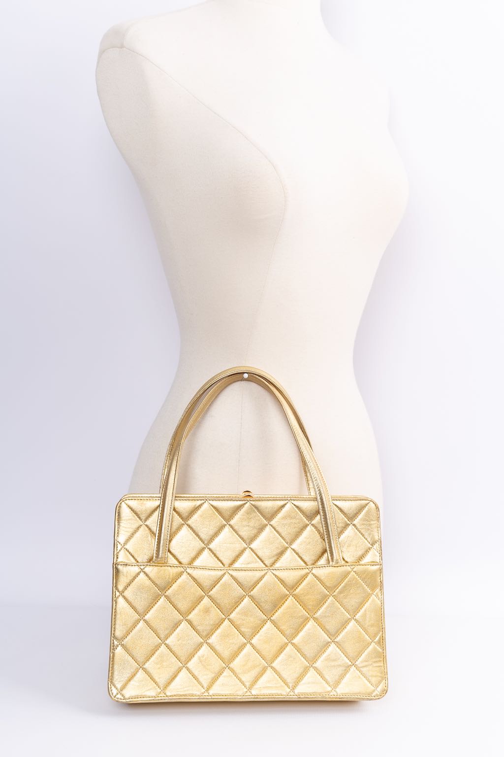 Chanel evening bag in gold leather