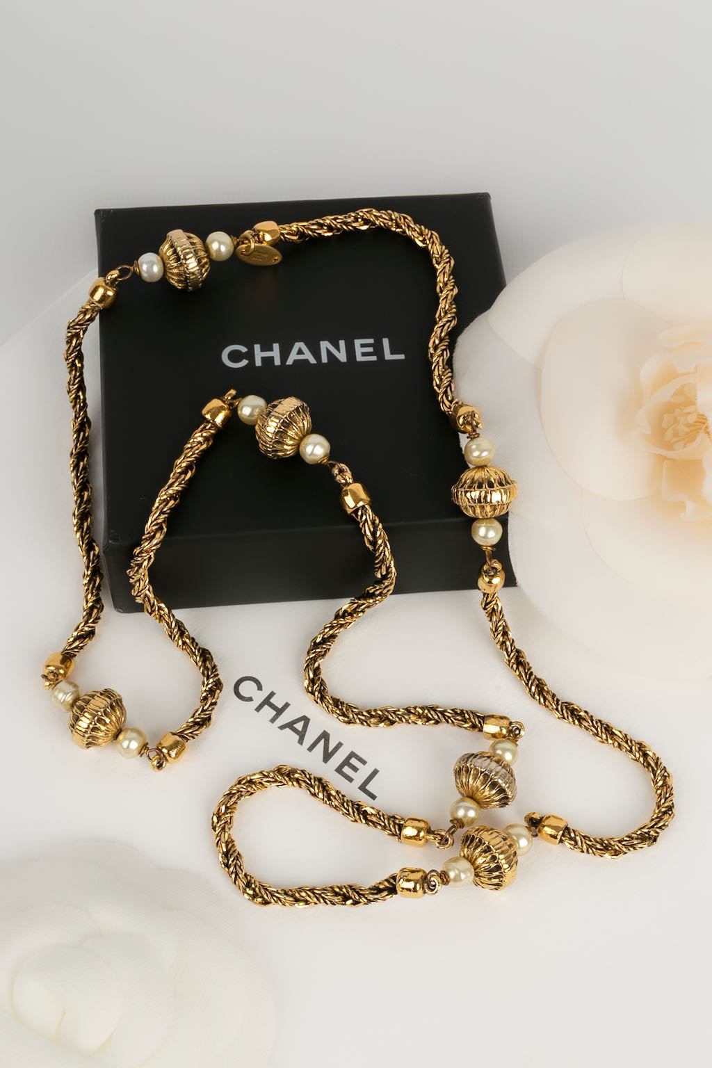 Collier doré Chanel 1984